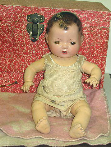 c1938 Effanbee Dy-Dee Baby Doll w Trunk & Extras: 13" Dy-Dee baby doll with composition head, open/close eyes, hard rubber body. One brown eye is discolored, otherwise the head is in excellent condition. The rubber body has hardened from age and show