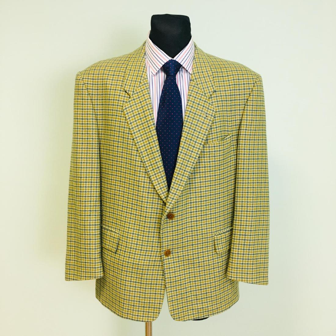 Rene Lezard Mens Jacket / Blazer: 100% Virgin Wool Size 54 SHORT EU 44 SHORT US/UK Measurements: Shoulder width (shoulder seam to shoulder seam) : 53 cm Total length of back (bottom of collar seam to bottom of the item) : 76 cm Armpit
