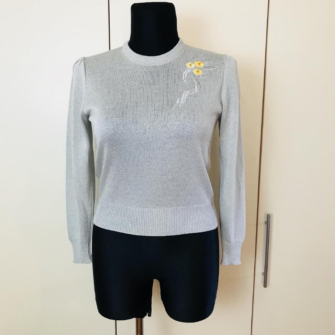 Women's ESCADA Sweater Top Size US 10 EUR 40: Size US 10 EUR 40 Vintage Armpit to Armpit: 19.5 in. Sleeve from shoulder seam: 23 in. Total length: 20.5 in.
