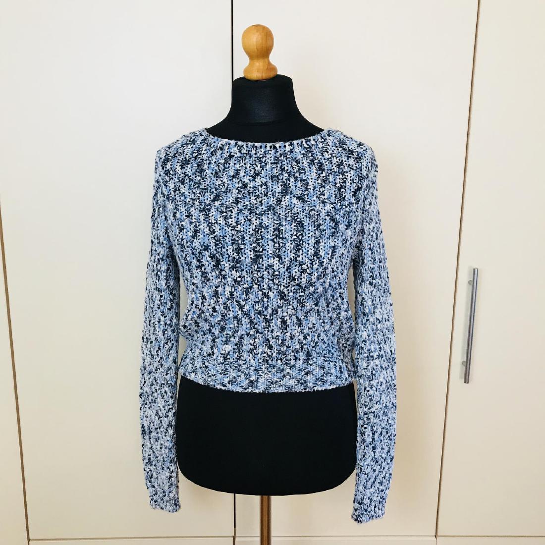 Vintage Women's Sweater Top Size US 10 EUR 40: Size US 10 EUR 40 Vintage Armpit to Armpit: 19 in. Sleeve from shoulder seam: 26 in. Total length: 18.5 in.