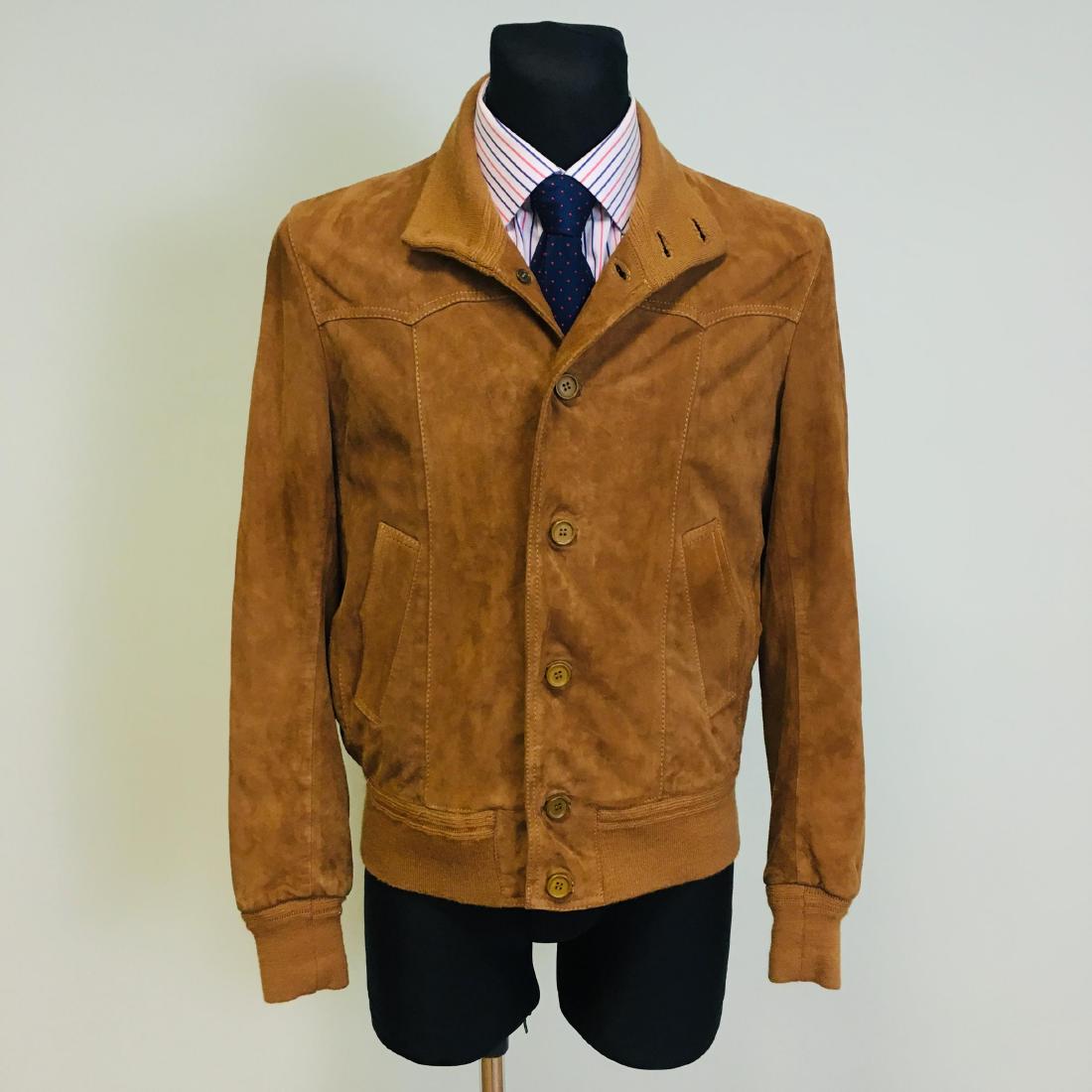 Vintage Men's VERA PELLE Suede Leather Jacket: Size EUR 50 US 40 100% Suede Leather Armpit to Armpit: 22 in. Sleeve from shoulder seam: 26.5 in. Total length: 25 in.