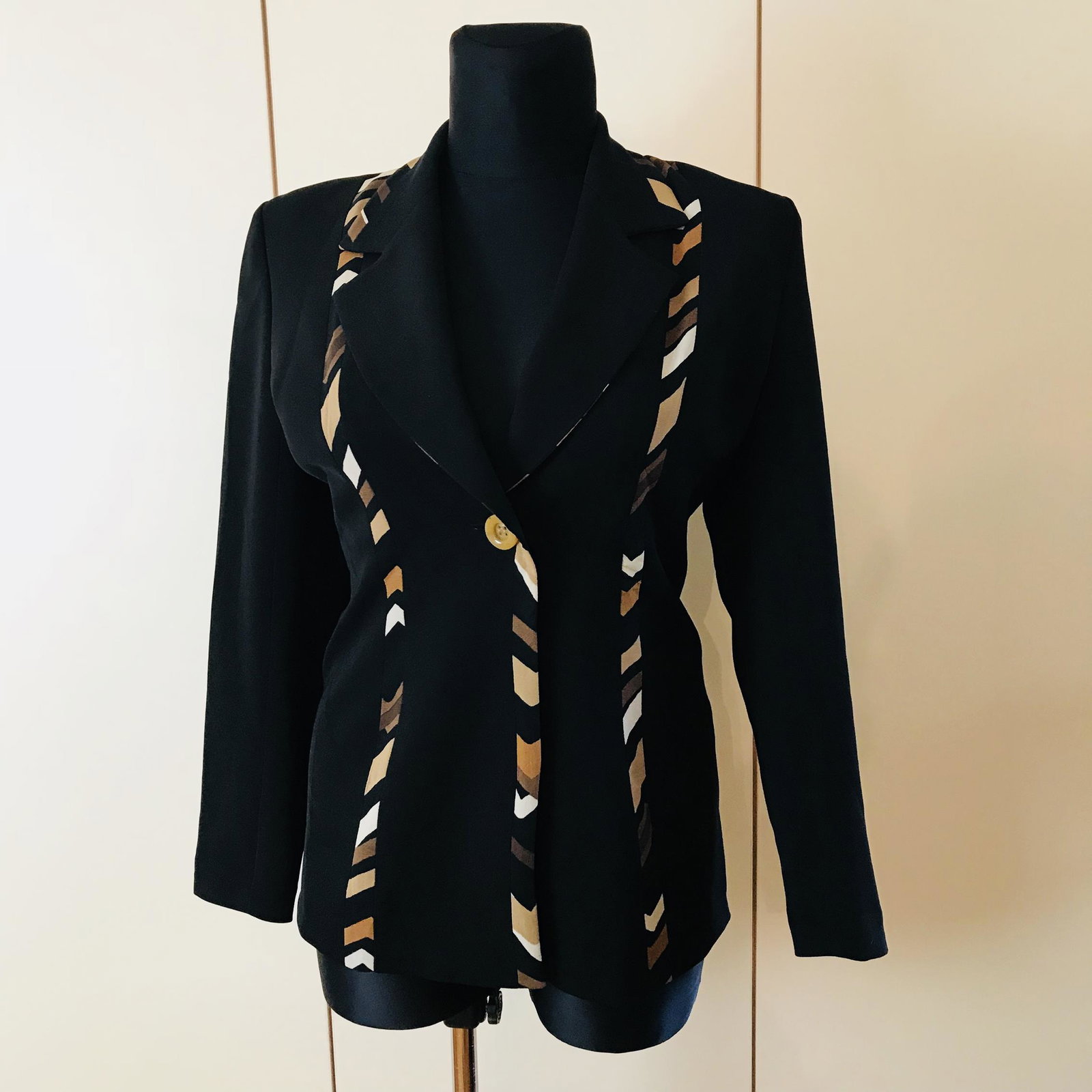 Vintage Women's SABDRO Paris French Jacket Blazer: EUR 40 US 10 Polyester Armpit to Armpit: 19.5 in. Sleeve from shoulder seam: 24 in. Total length: 29 in.