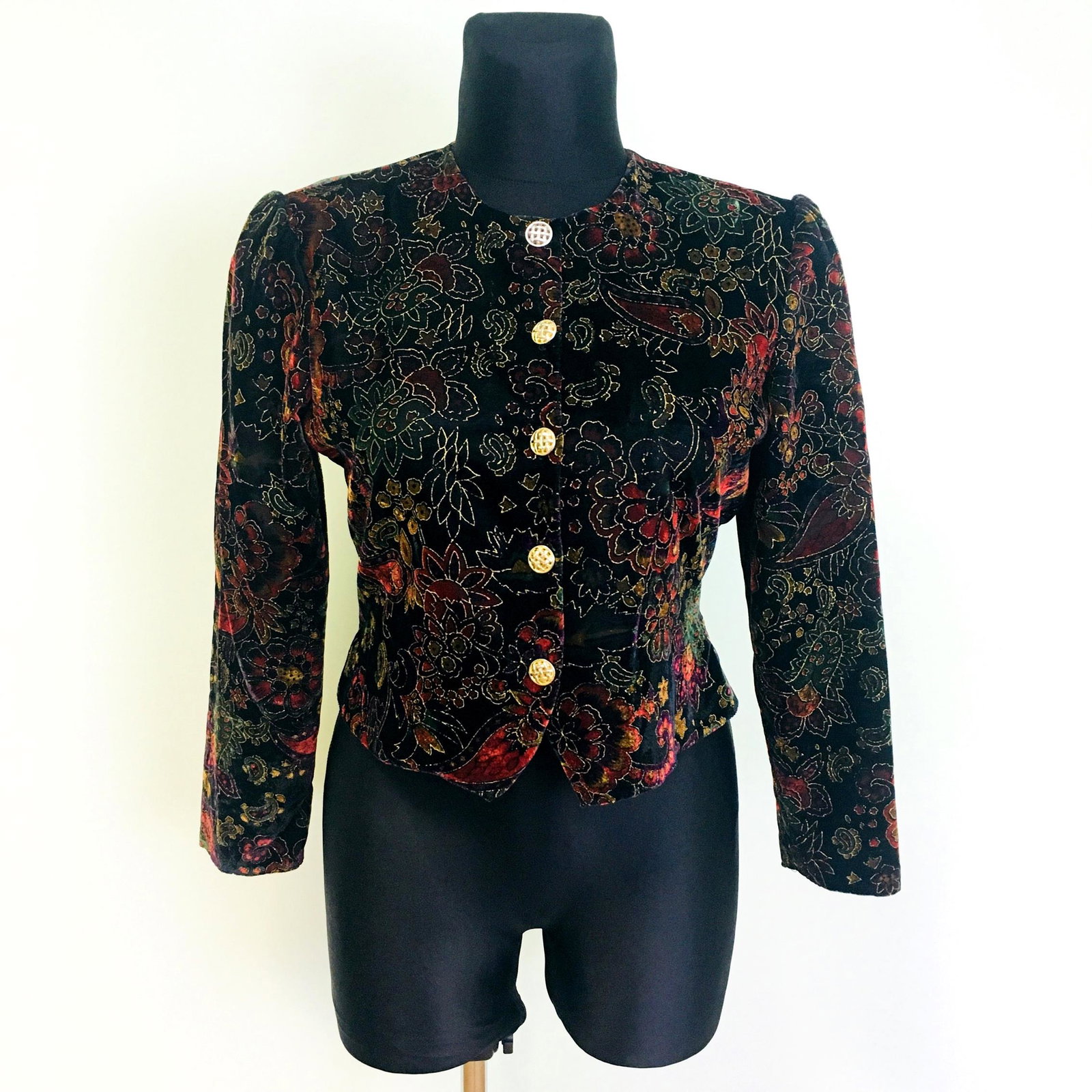 Vintage Women's Velvet Blazer Jacket: EUR 42 US 12 Armpit to Armpit: 20 in. Sleeve from shoulder seam: 22 in. Shoulder to shoulder: 17 in. Total length: 19.5 in.