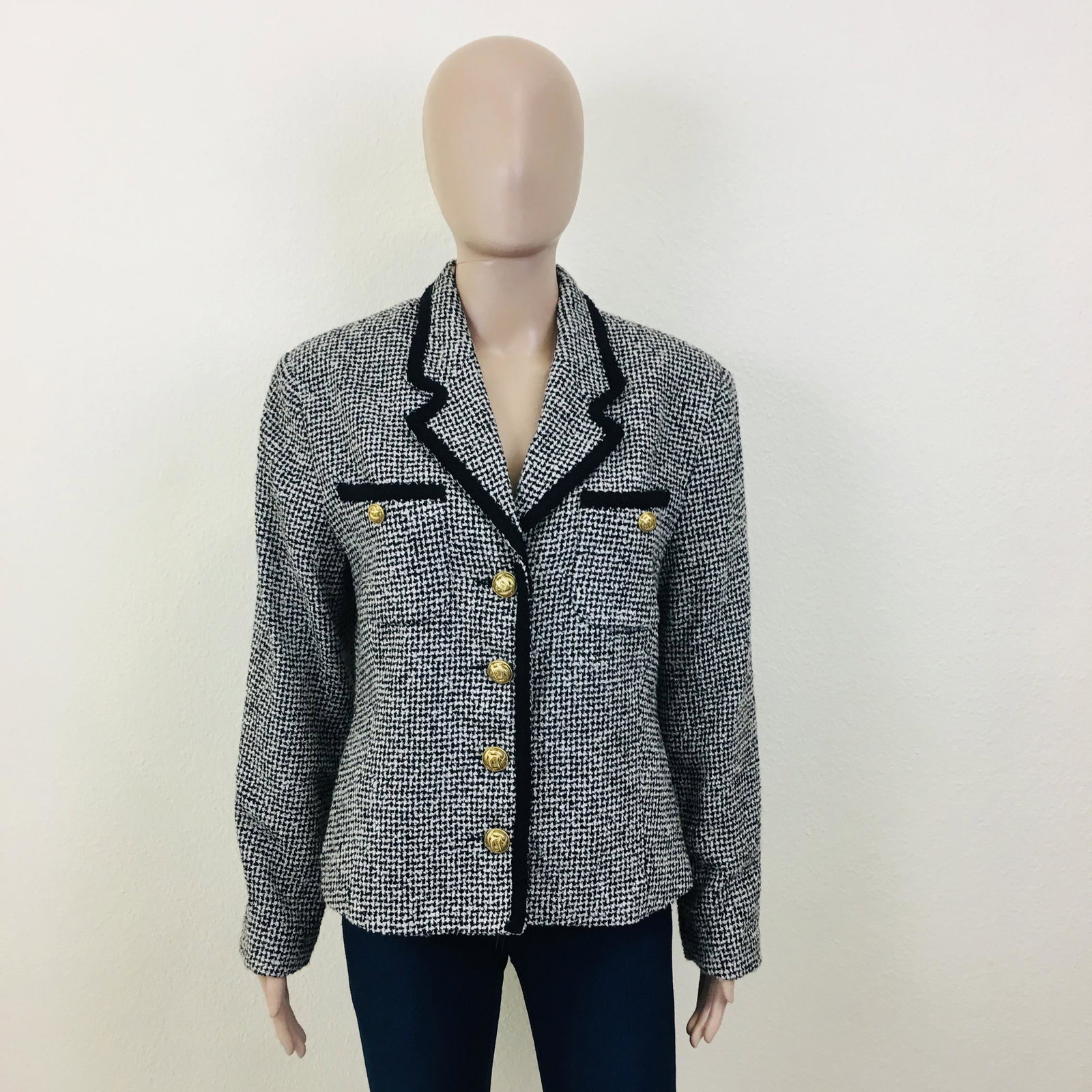Vintage Women's Santarelli Designer Wool Blend Blazer: Size EUR 42 US 12 60% Acrylic 10% Wool 10% Polyester 10% Nylon 10% Other Fibres Armpit to Armpit: 19.5 in. Sleeve from shoulder seam: 23 in. Shoulder to shoulder: 17 in. Total length: 22 in.