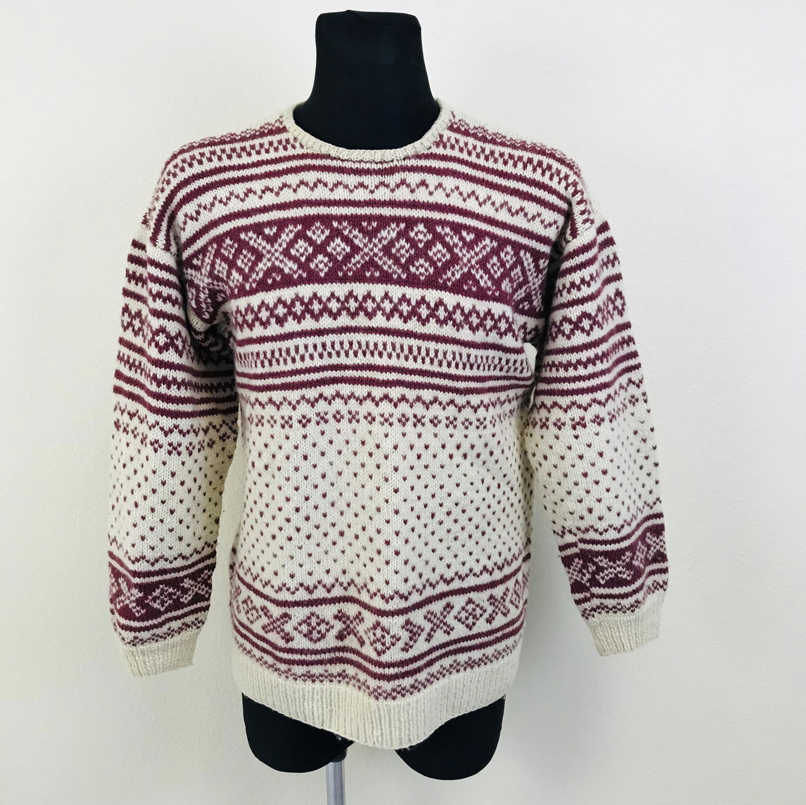 Men's 100% Wool Scandinavian Sweater: Size L Armpit to Armpit: 22.5 in. Total length: 27 in.