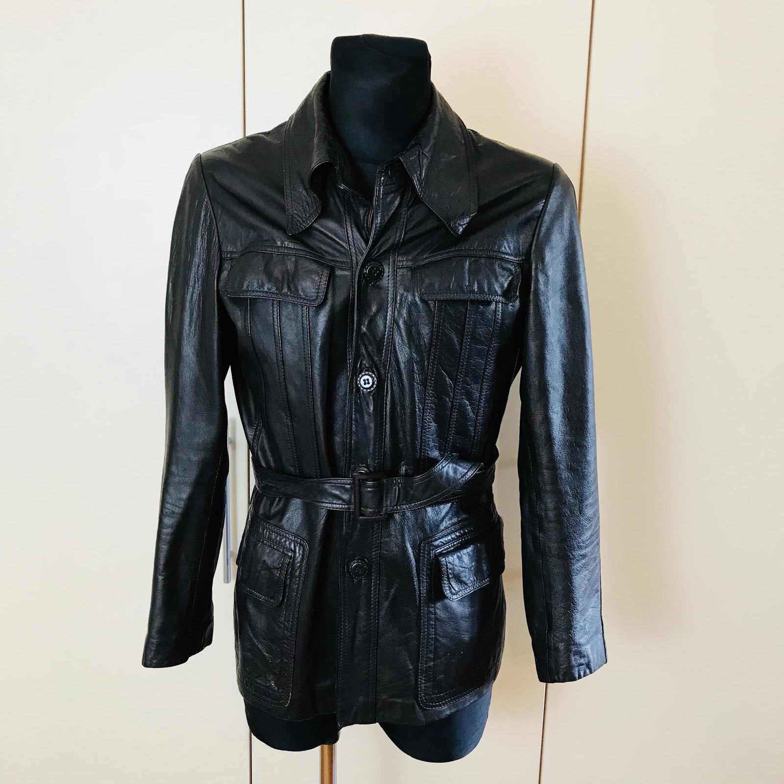 Vintage Men's Brown Leather Jacket Coat: US 36 EUR 46 Leather Armpit to Armpit: 21 in. Sleeve from shoulder seam: 24.5 in. Toltal length: 29.5 in.