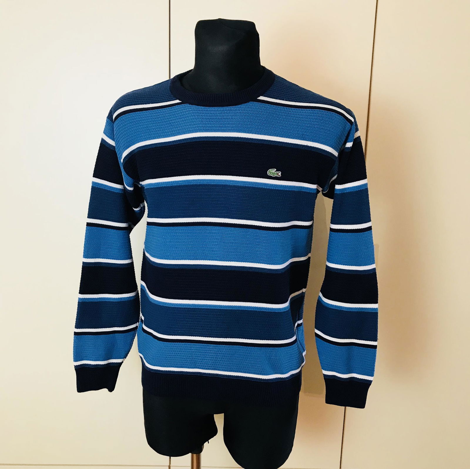 Men's Lacoste Sweater Size 3 / Small: Small Wool Blend Armpit to Armpit: 21.5 in. Sleeve from shoulder seam: 23 in. Toltal length: 24.5 in.