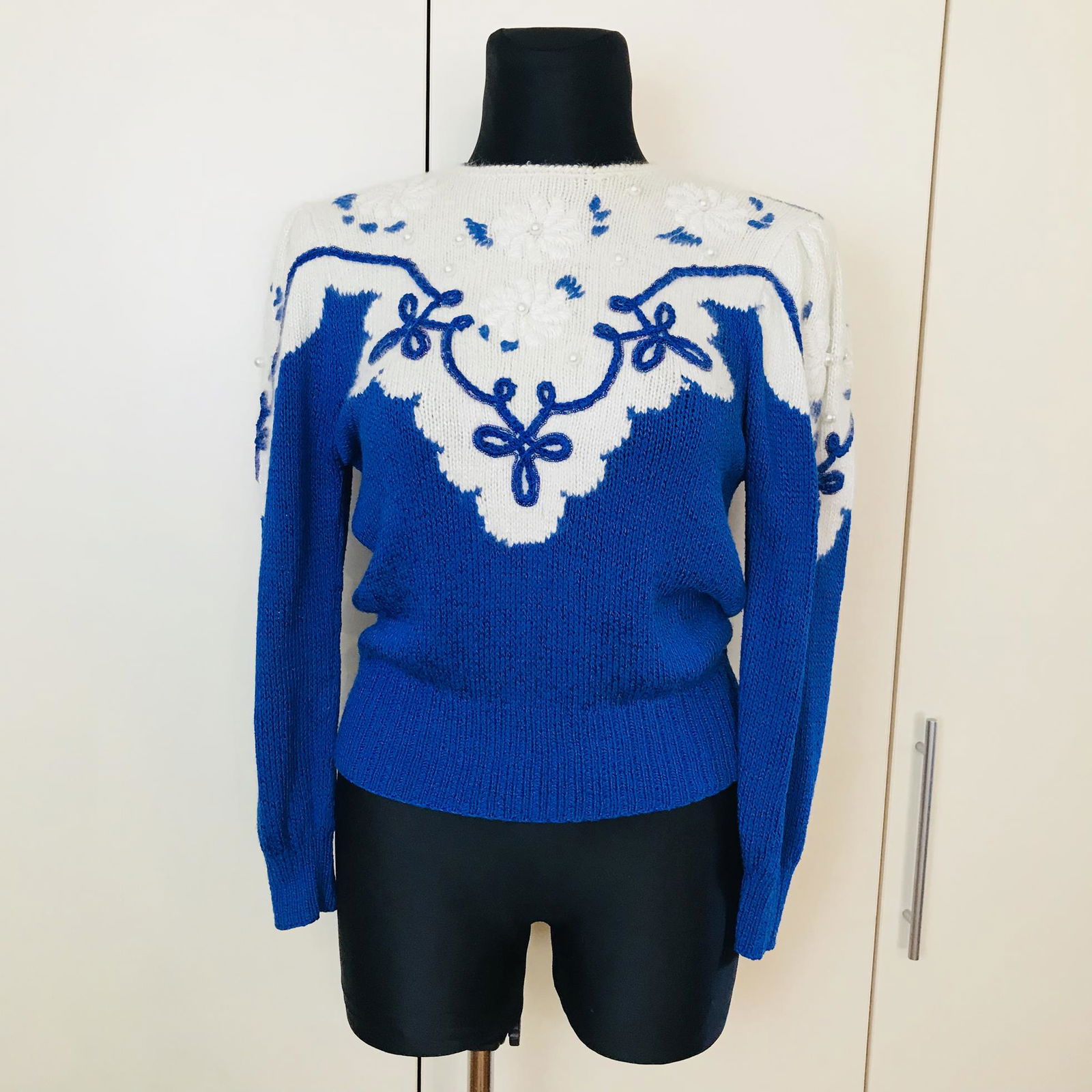 Vintage Women's Thick Sweater Top: Size US 10 EUR 40 Vintage Armpit to Armpit: 19.5 in. Sleeve from shoulder seam: 24 in. Total length: 24 in.