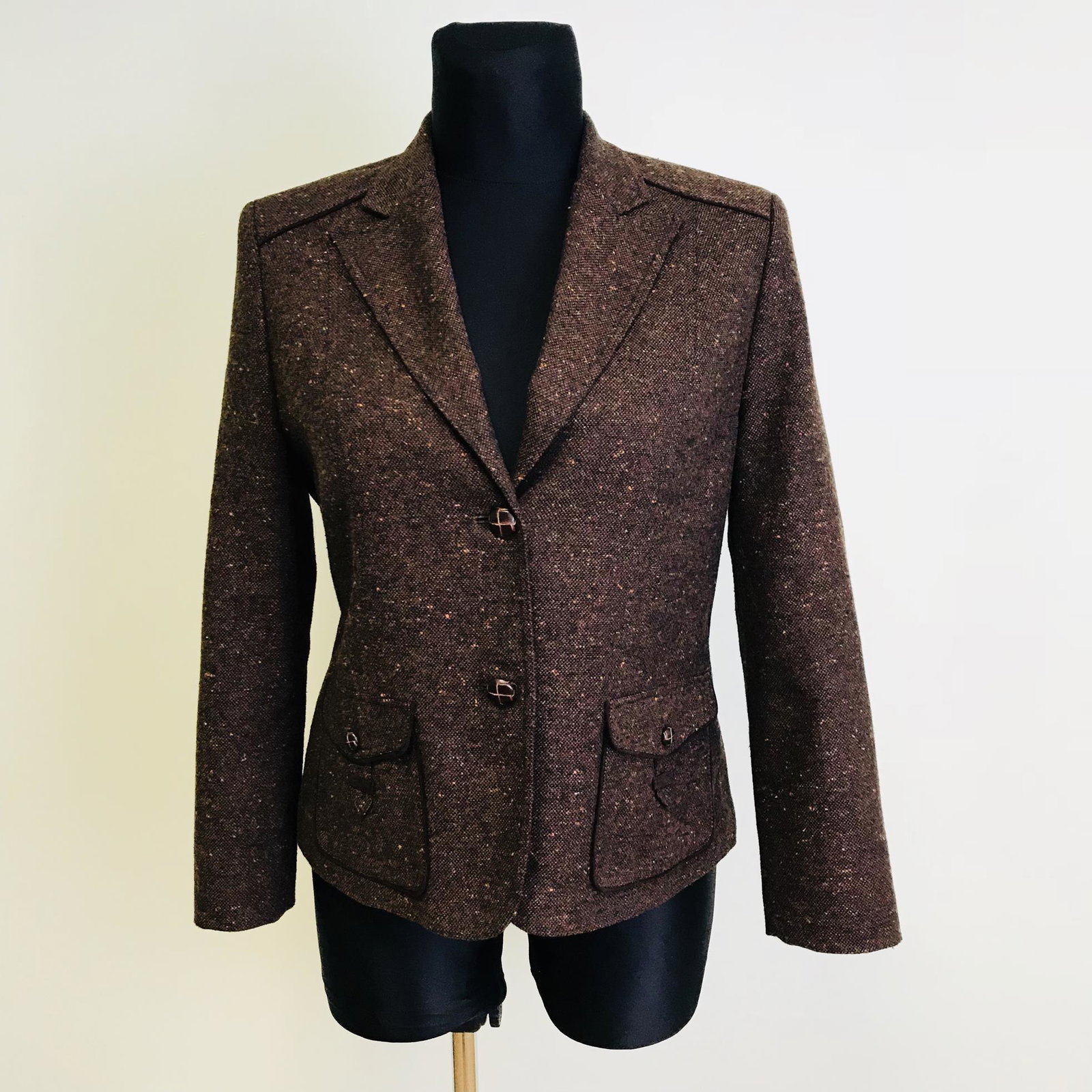 Vintage Women's Brown High Quality Blazer: Size US 12 Armpit to Armpit: 21.5 in. Sleeve from shoulder seam: 24 in. Shoulder to shoulder: 17 in. Total length: 25.5 in.