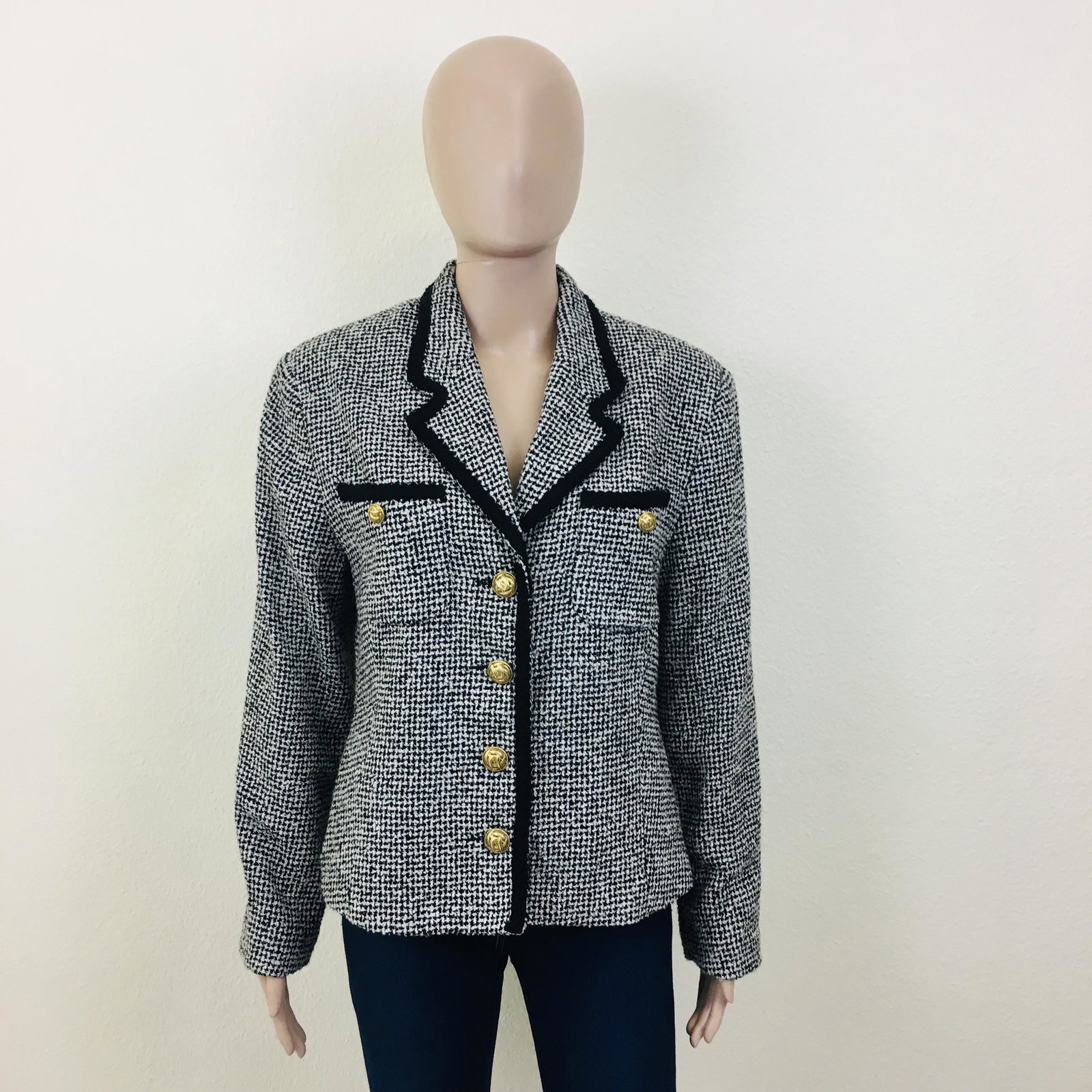 Vintage Women's Santarelli Designer Wool Blend Blazer: Size EUR 42 US 12 60% Acrylic 10% Wool 10% Polyester 10% Nylon 10% Other Fibres Armpit to Armpit: 19.5 in. Sleeve from shoulder seam: 23 in. Shoulder to shoulder: 17 in. Total length: 22 in.