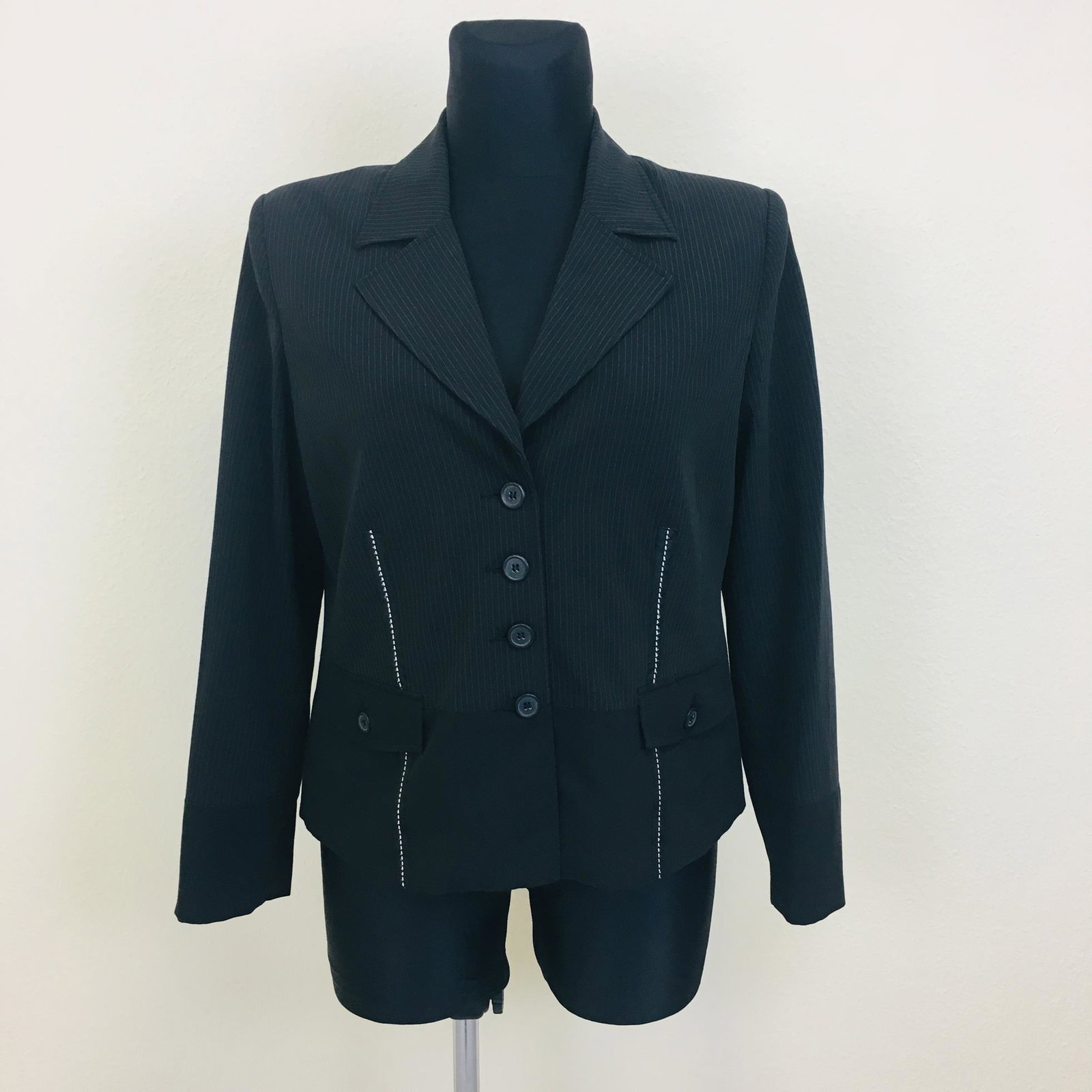 Vintage Women's Jensen Designer Blazer: Size EUR 44 US 14 71% Polyester 23% Viscose 6% Elastane Armpit to Armpit: 21.5 in. Sleeve from shoulder seam: 24.5 in. Shoulder to shoulder: 17.5 in. Total length: 24 in.