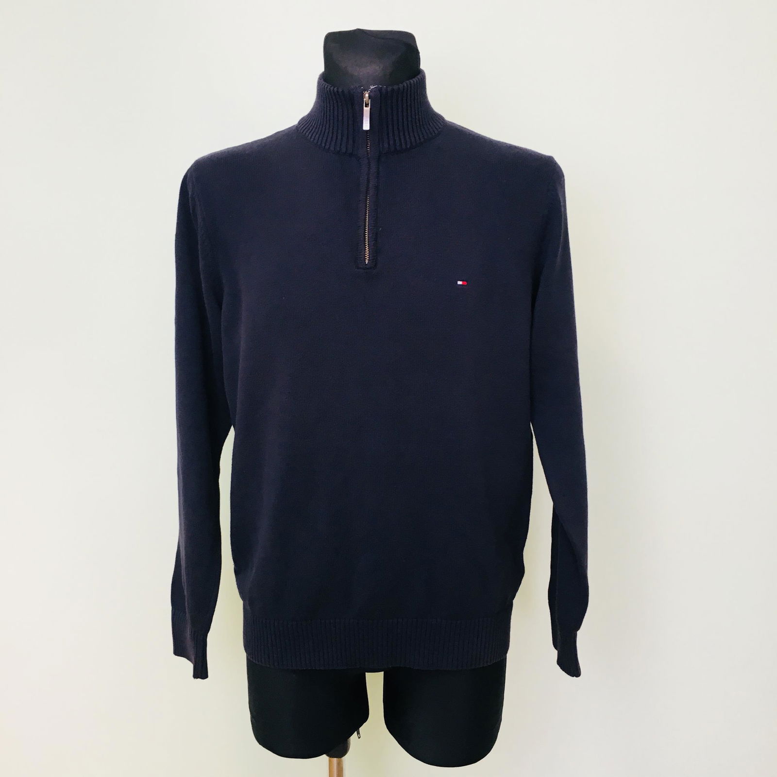 Vintage Men's Tommy Hilfiger Sweater Size US M: US M 100% Cotton Armpit to Armpit: 21 in. Sleeve from shoulder seam: 25.5 in. Toltal length: 25.5 in.