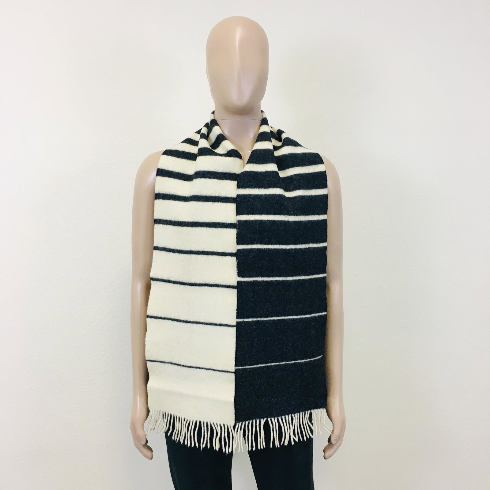 Vintage Tommy Hilfiger 100% Wool Scarf: 100% Lambswool Color: White / Grey Measurements: 70 x 9 in.