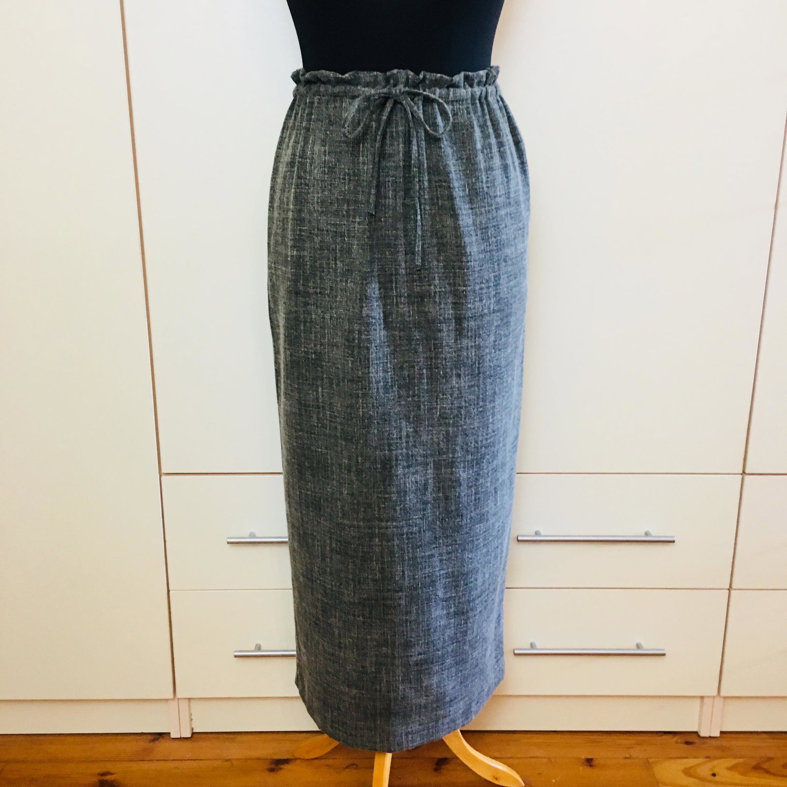 Vintage Women's Cara Sarta Linen Blend Skirt: US 8 48% Polyamid 30% Polyester 22% Linen Toltal length: 37 in.