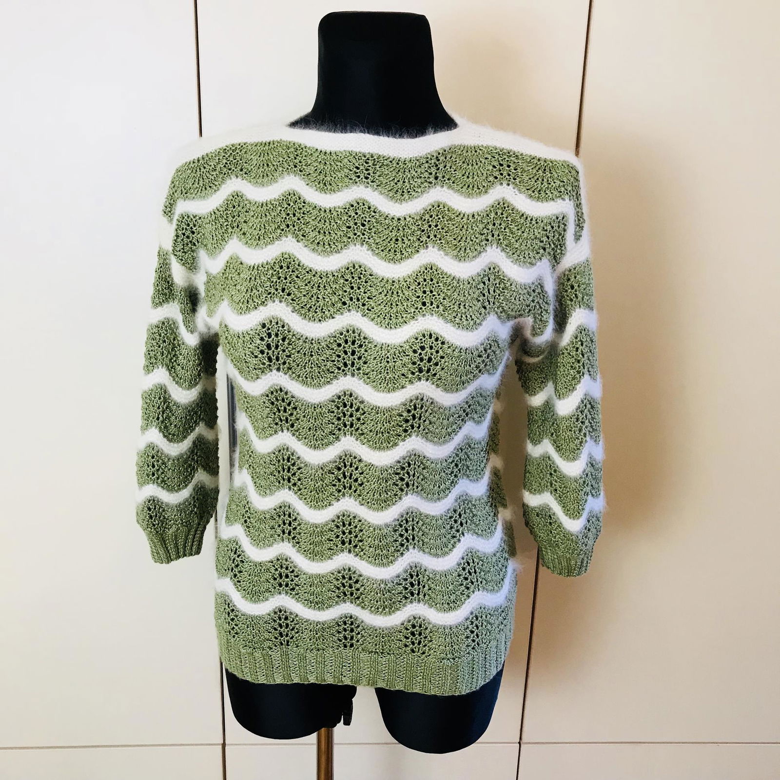 Vintage Women's Green Sweater Size EUR 38 US 8: Size EUR 38 US 8 Vintage Acrylic / Wool Blend Armpit to Armpit: 19 in.