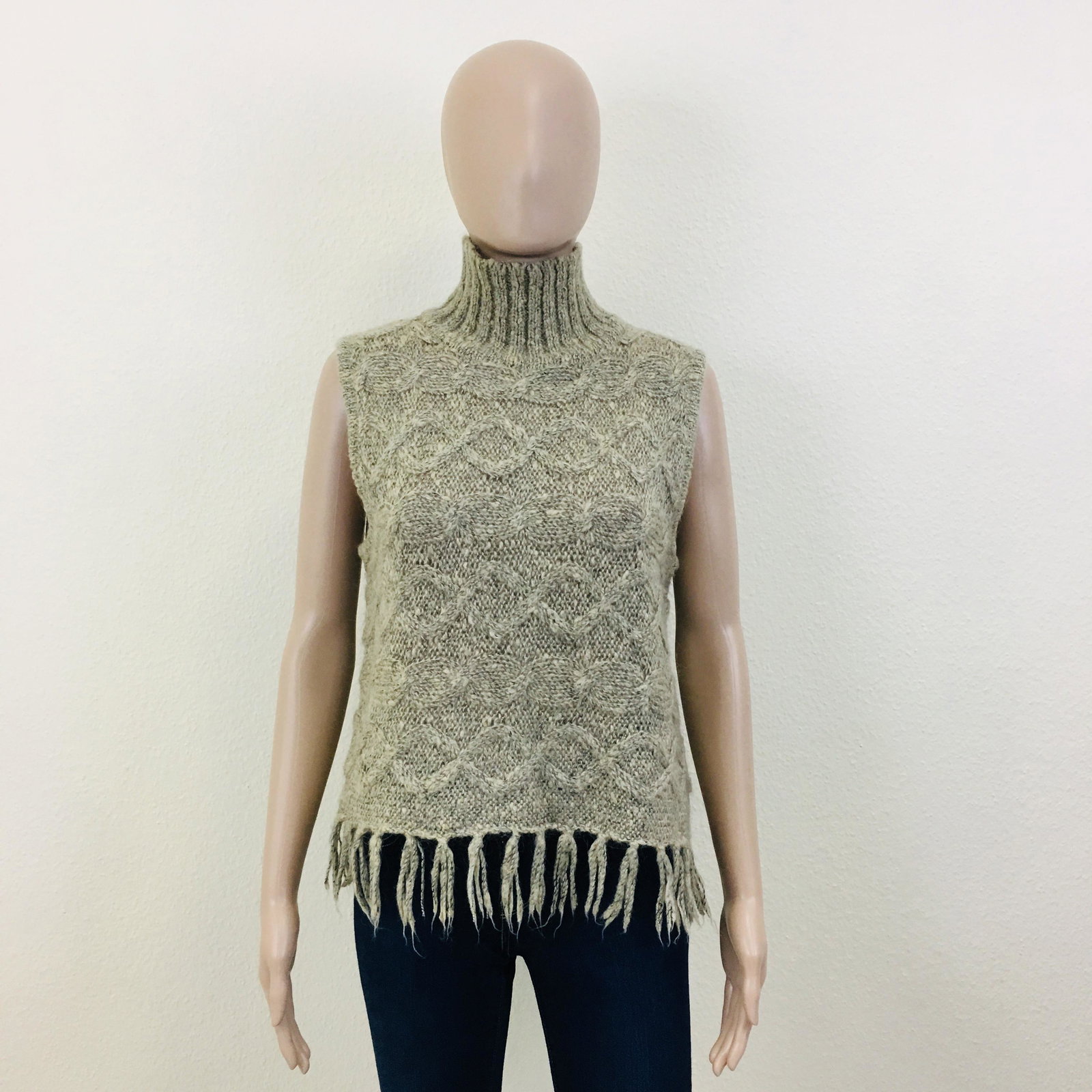 Women's A - rticles Waistcoat Top Sweater: Size M Armpit to Armpit: 18 in. Total length: 21.5 in.