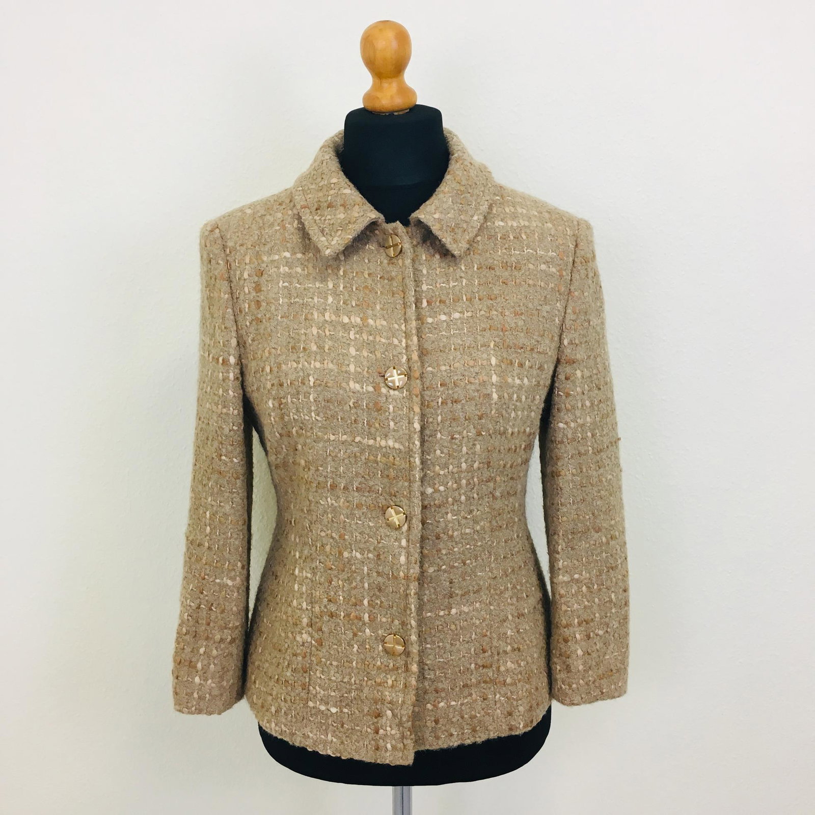 Vintage Women's LeOna Designer Blazer: Size EUR 38 US 8 Armpit to Armpit: 19 in. Sleeve from shoulder seam: 21 in. Shoulder to shoulder: 17 in. Total length: 22 in.