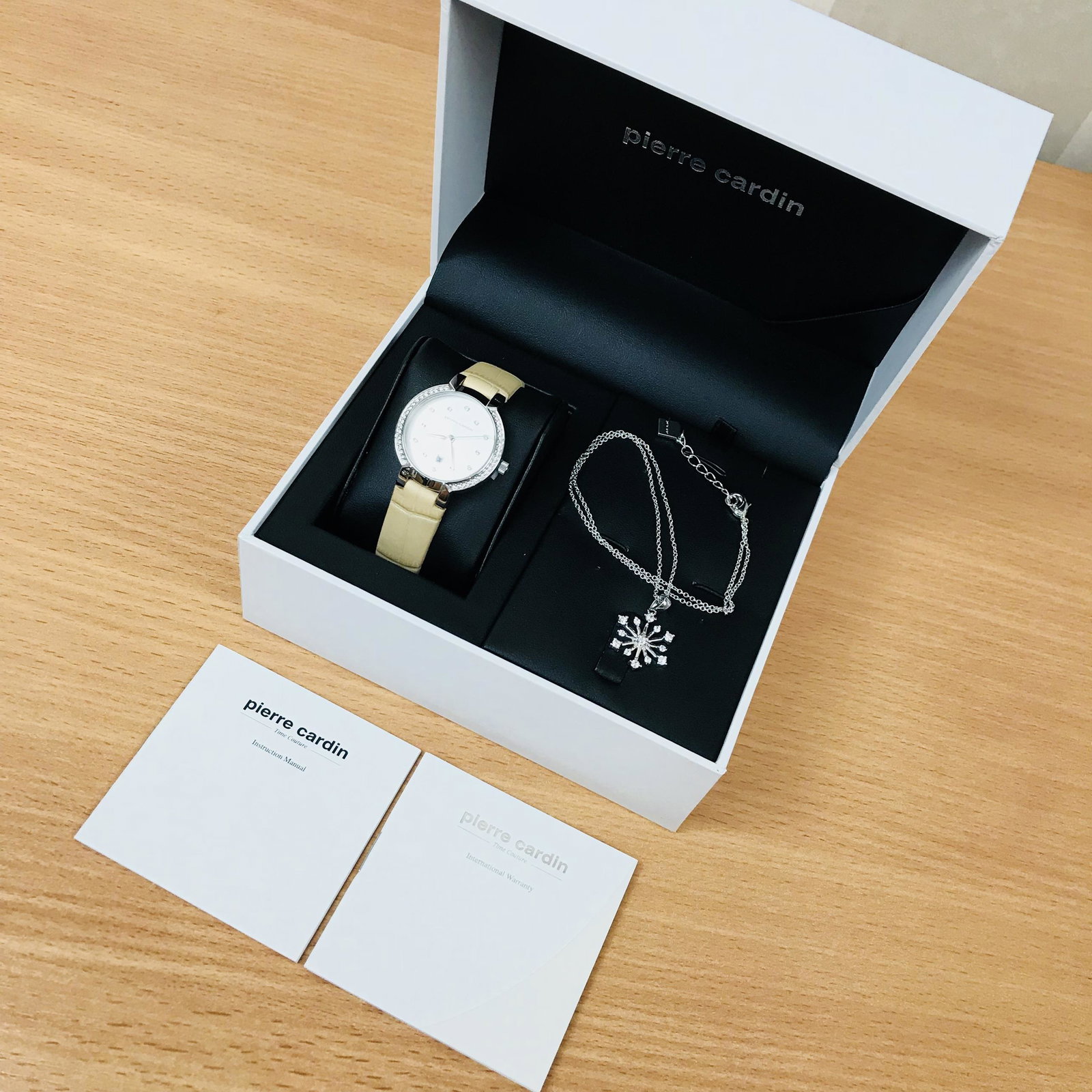 Pierre Cardin Ladies Gift Box â€“ Watch and Necklace: Bracelet length - 21cm Bracelet material - Leather Decorations - Crystals Dial color - Silver Glass - Mineral Movement - Quartz (battery)