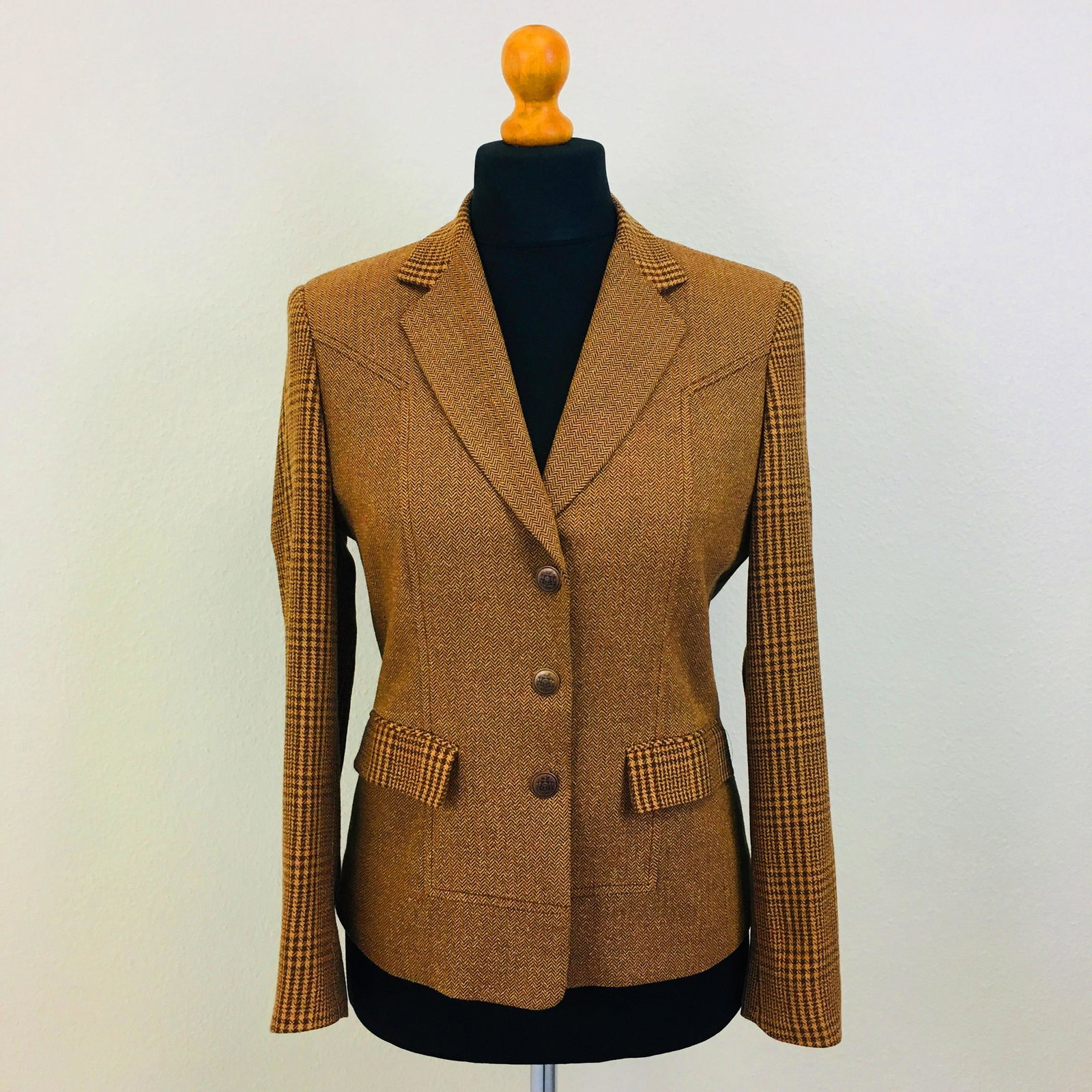 Women's HUCKE Wool Blend Blazer Jacket: Size EUR 38 US 8 66% Wool 22% Viscose 12% Nylon Armpit to Armpit: 19 in. Sleeve from shoulder seam: 23.5 in. Shoulder to shoulder: 16 in. Total length: 25.5 in.