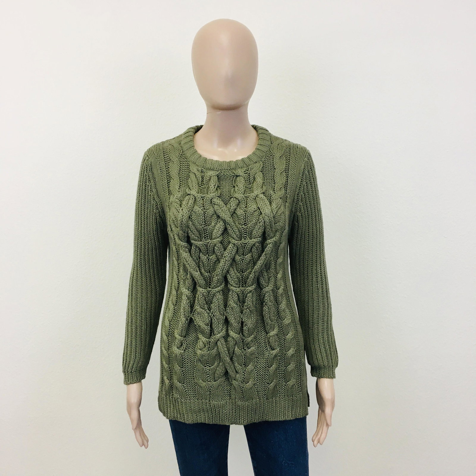 New Women's ZARA Knitted Sweater Size M: Size M100% AcrylicArmpit to Armpit: 17 in.Sleeve from shoulder seam: 20 in.Shoulder to shoulder: 15 in.Total length: 25 in.