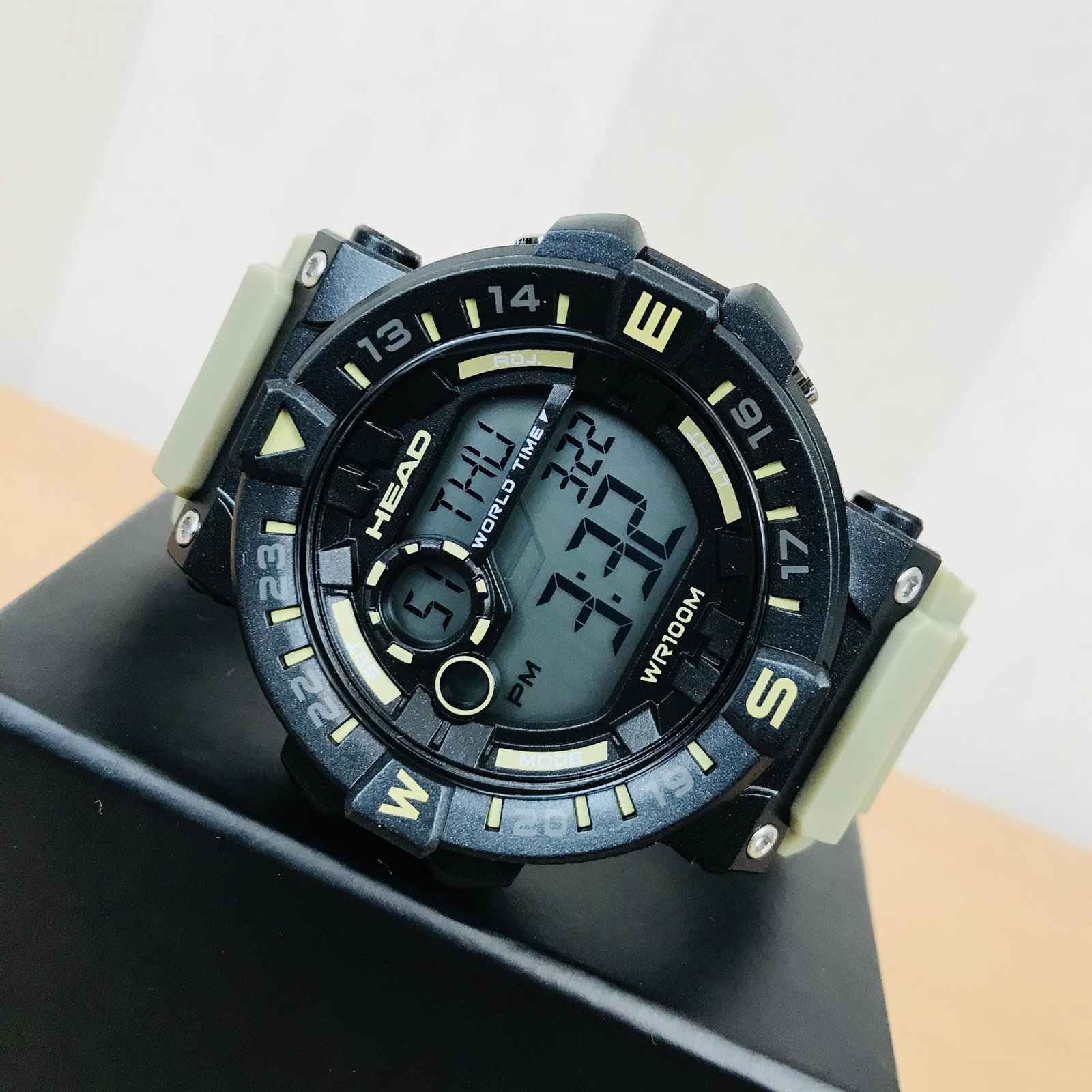 HEAD Men's World Timer Multifunction Watch: Quartz Digital Multifunction.Rubber bracelet, resin case and acrylic glass.Water-resistant - 100 mMeasures: case 47 x 16 mm, bracelet 21 cm x 27 mm.Stopwatch, World time zones, Light, Alarm, Timer
