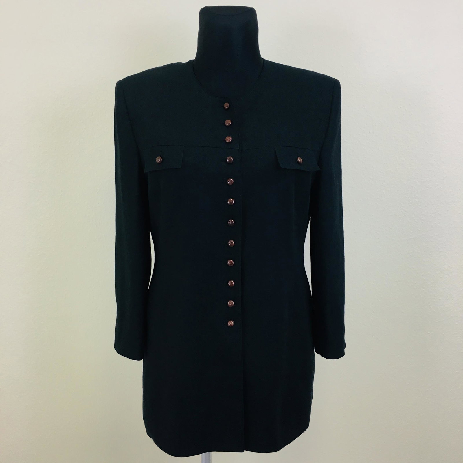 Vintage Women's Linen Blazer Jacket: Size EUR 44 US 14Armpit to Armpit: 21 in.Sleeve from shoulder seam: 22 in.Shoulder to shoulder: 18 in.Total length: 29 in.