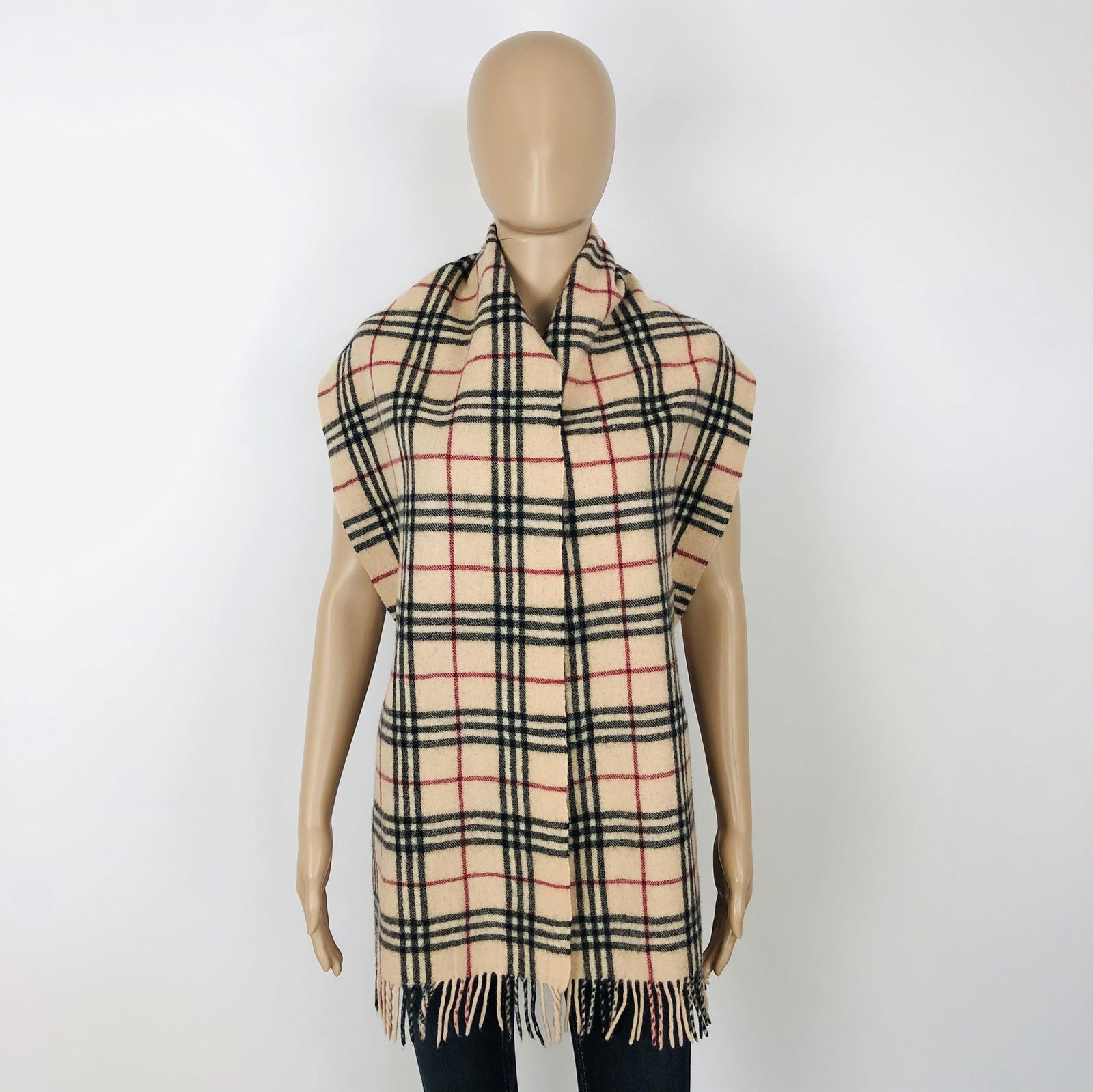 Vintage 100% Lambswool Burberry Scarf: Material: 100% Lambs WoolColor: BeigeMeasurements: 31 x 184 cmMD0017