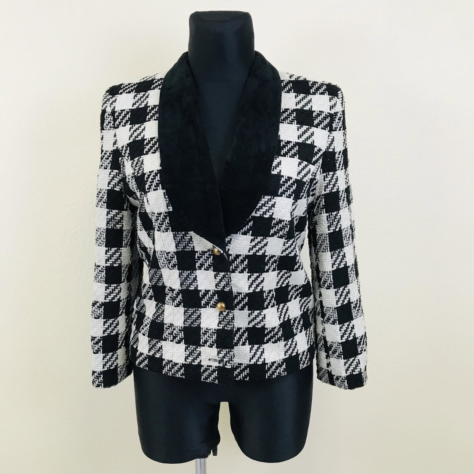Vintage Women's Louis Charles Blazer Jacket: Size EUR 42 US 12Armpit to Armpit: 20 in.Sleeve from shoulder seam: 22 in.Shoulder to shoulder: 17 in.Total length: 24.5 in.