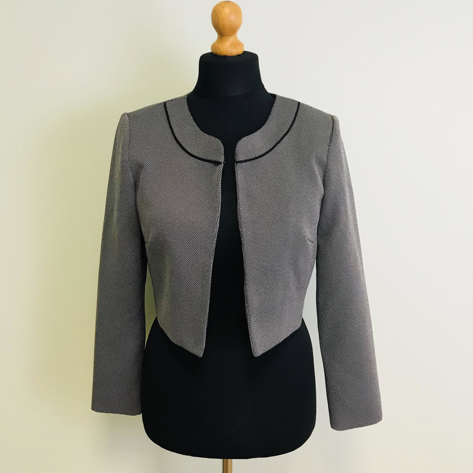 Women's STUDIO 1 Grey Blazer Jacket: Size EUR 38 US 8Armpit to Armpit: 18.5 in.Sleeve from shoulder seam: 23 in.