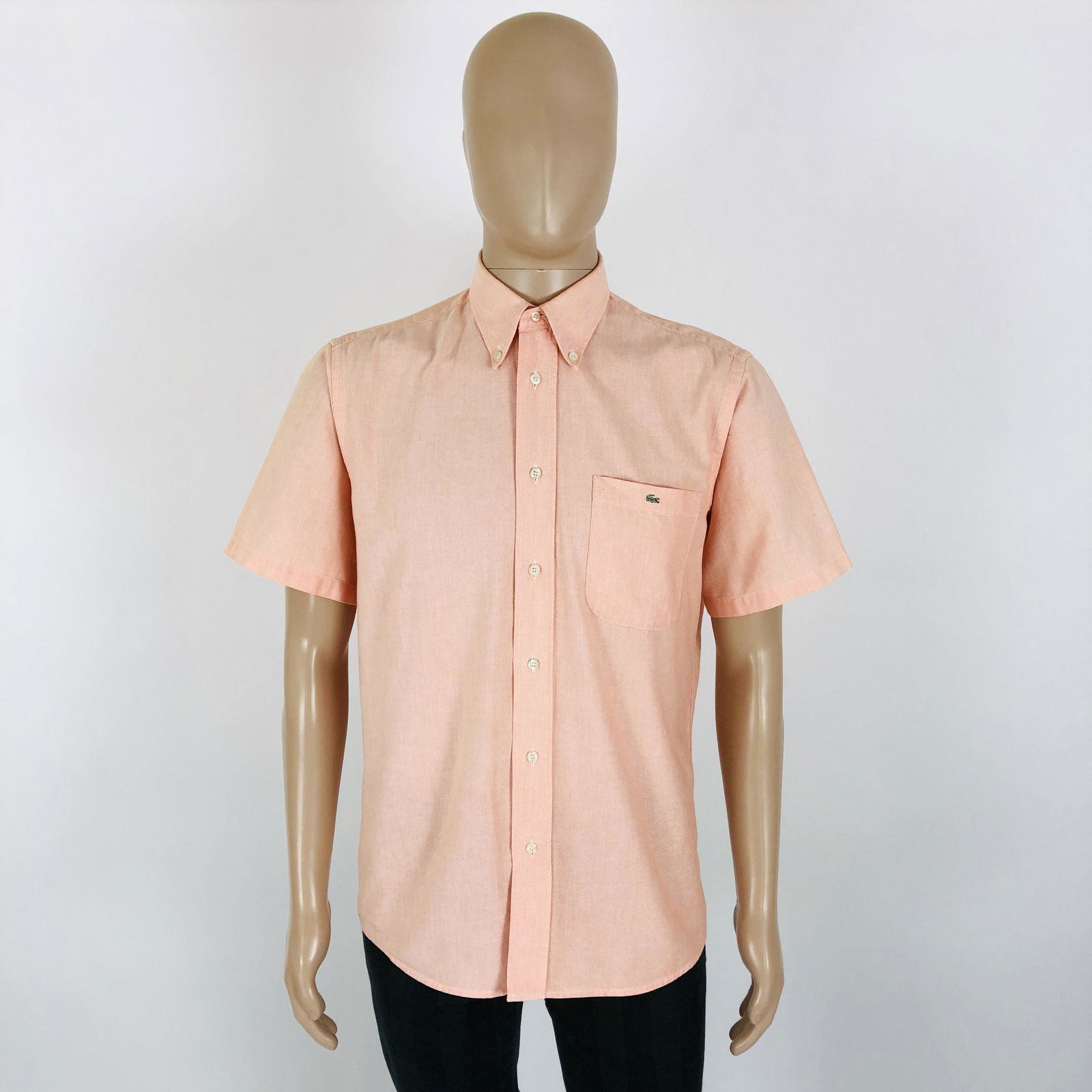 Men's Lacoste Short Sleeved Shirt US 40: Size US 40Armpit to Armpit: 24 in.Shoulder to shoulder: 18.5 in.Total length: 31 in.