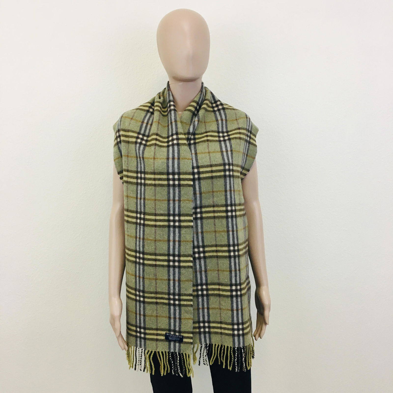 Vintage Burberry 100% Lambswool Scarf: 100% Lambswool Color: Khaki (Olive Green)Measurements:Length : 184 cm / 72.5 in.Width : 30 cm / 12 in.