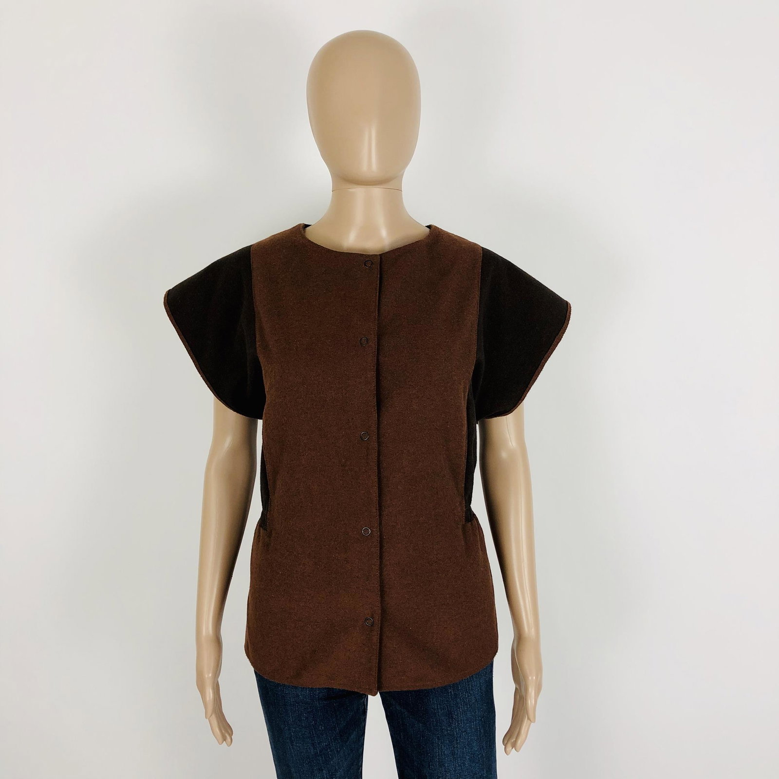 Women's Figurette Cashmere Wool Blend Vest Waistcoat US: Size EUR 42 US 1220% Cashmere25% Wool55% PolyesterArmpit to Armpit: 20.5 in.Total length: 25 in.