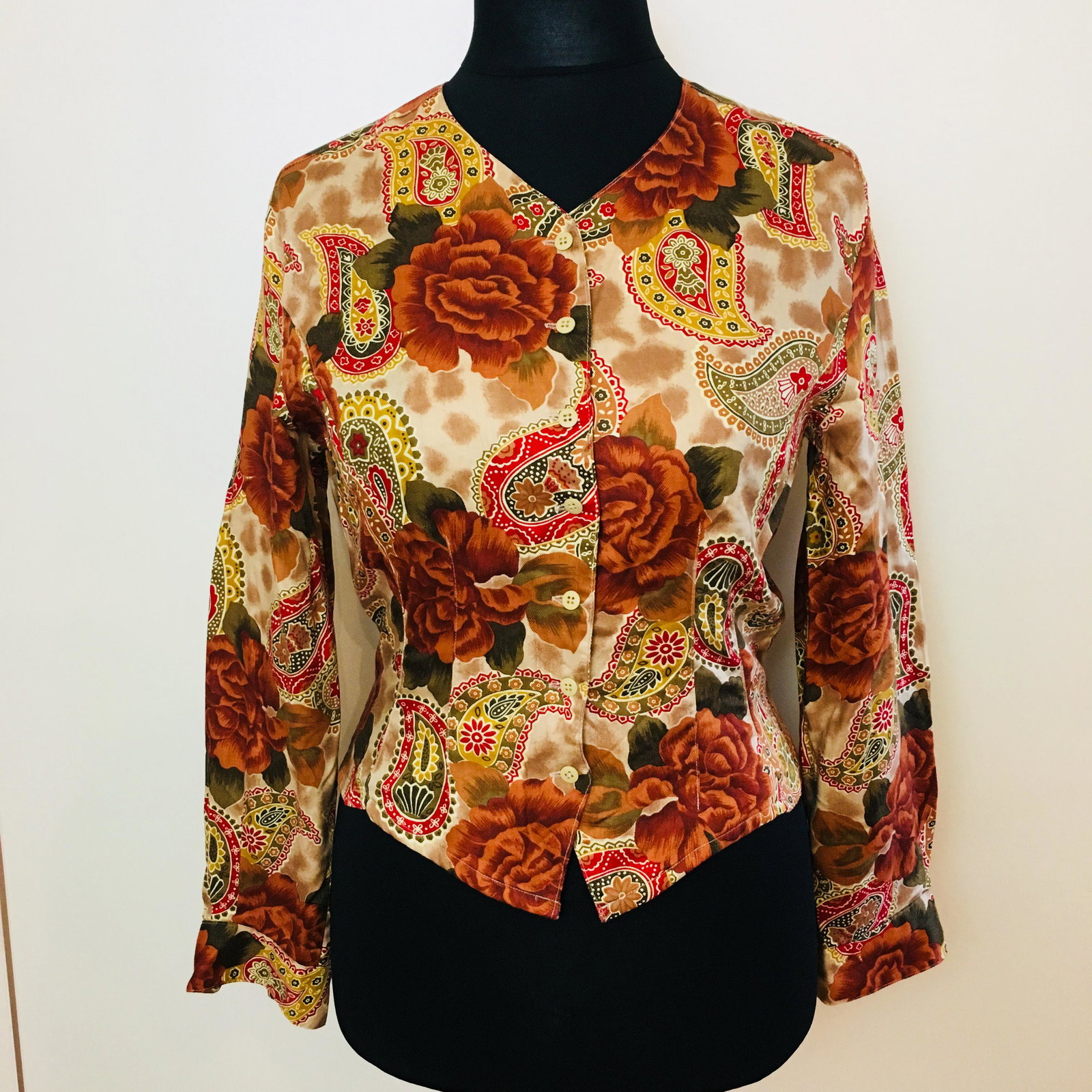 Vintage Women's In Wear Designer Jacket Blazer: US 8 100% Rayon Armpit to Armpit: 19 in. Sleeve from shoulder seam: 22.5 in. Toltal length: 21 in.