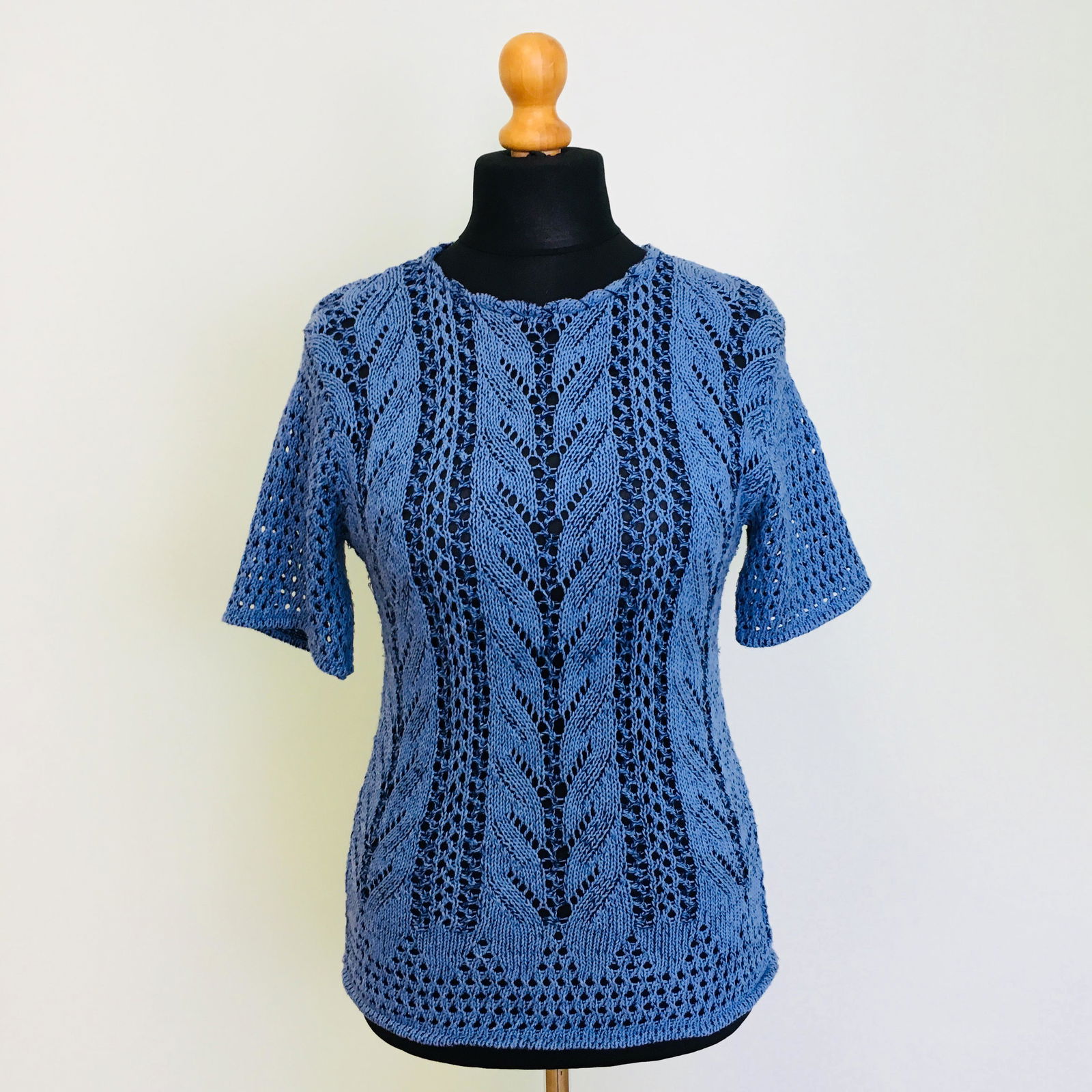 Vintage Women's Blue Crochet Sweater Shirt Top Size M: M Armpit to Armpit: 17.5 in. Sleeve from shoulder seam: 9 in. Total length: 23.5 in