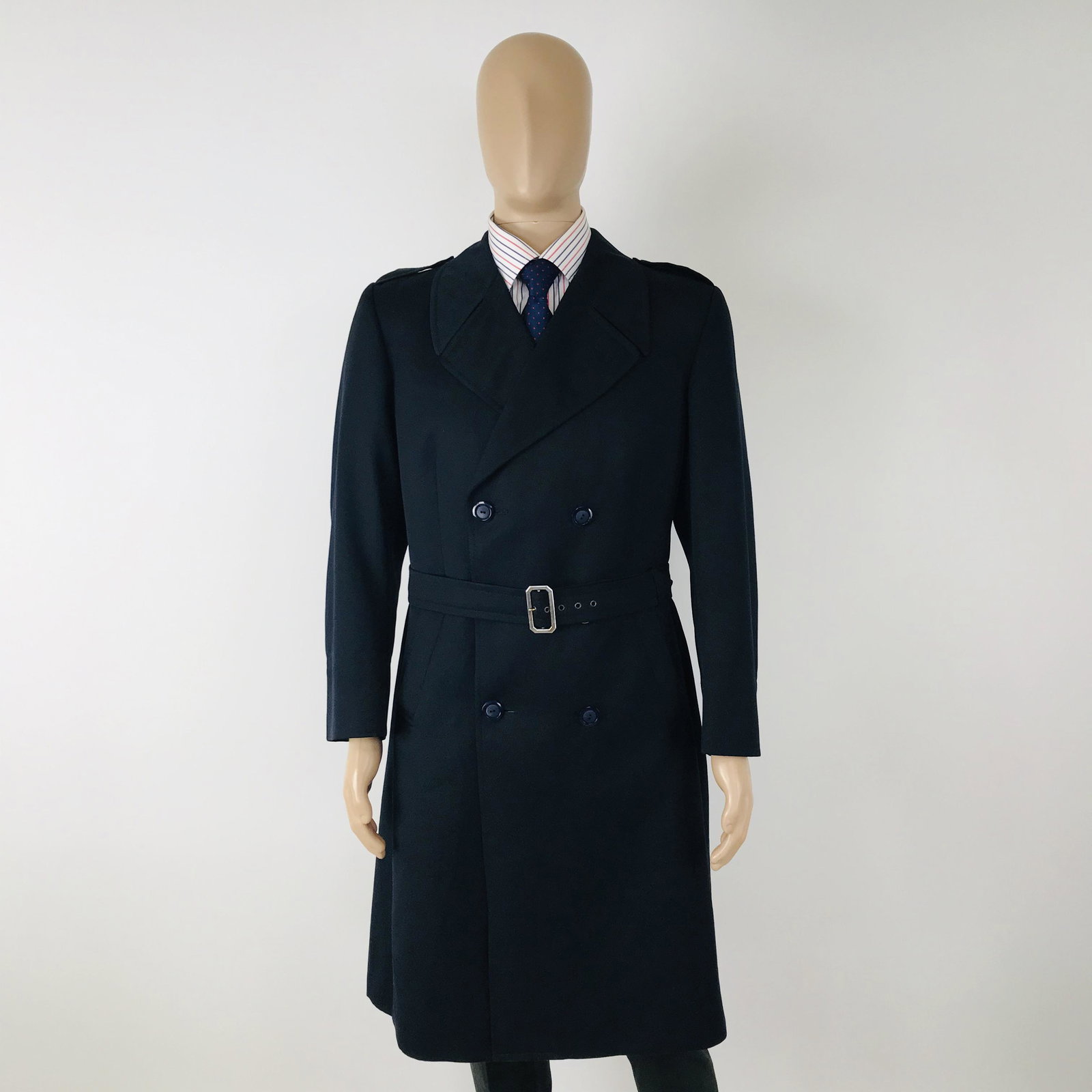 Men Vintage Navy Blue Trench Coat Size M: Size MArmpit to Armpit: 22 in.Sleeve from shoulder seam: 24 in.Shoulder to shoulder: 18 in.Total length: 42 in.