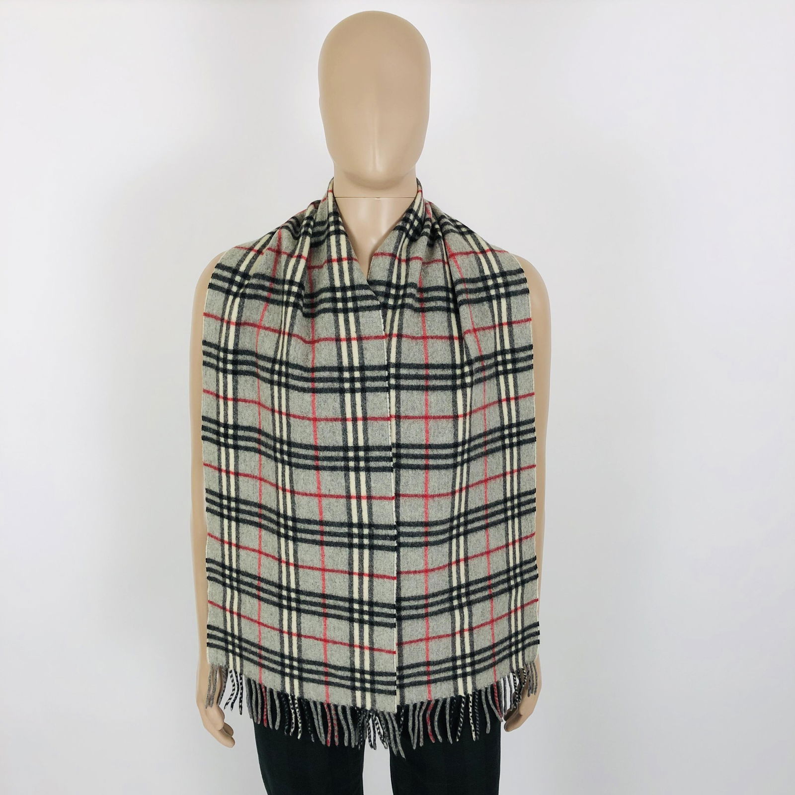 Vintage Burberry 100% Lambswool Scarf: Color: GreyMeasurements (inches): Width: 12Length: 70