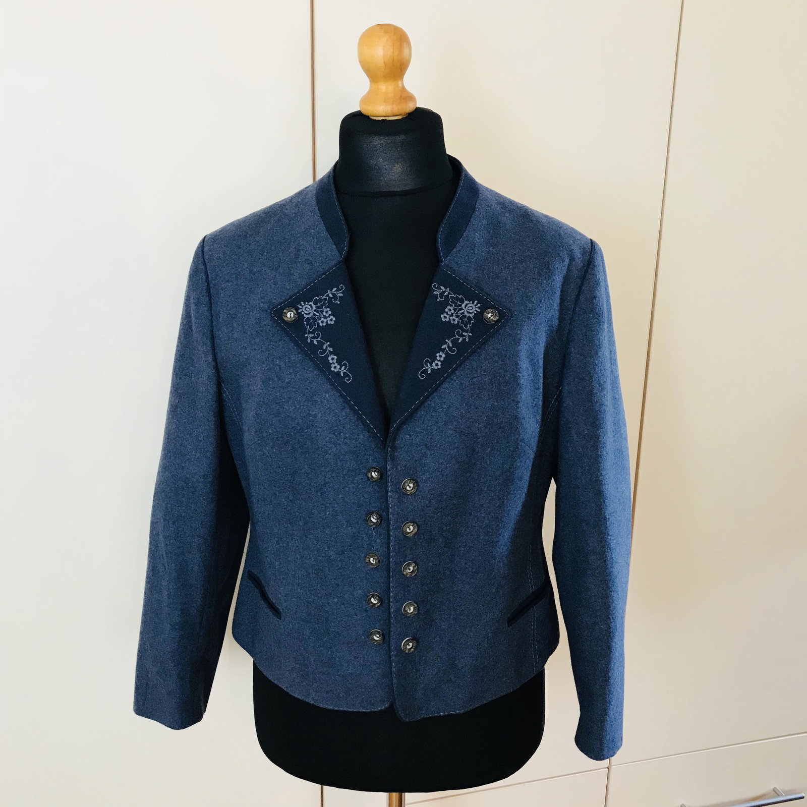 Vintage Women's Wool Tyrolean Loden Jacket: Size EUR 44 US 14 Wool Armpit to Armpit: 21 in.Sleeve from shoulder seam: 21.5 in.Toltal length: 21 in.