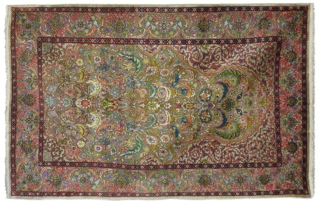 TAPPETO IN SETA HEREKE TURCHIA cm 121x195 firma: TAPPETO IN SETA HEREKE TURCHIA cm 121x195 firma illeggibile Buone condizioni generali con tracce di invecchiamento e usura TURKISH HEREKE SILK CARPET Overall good condition (defects)