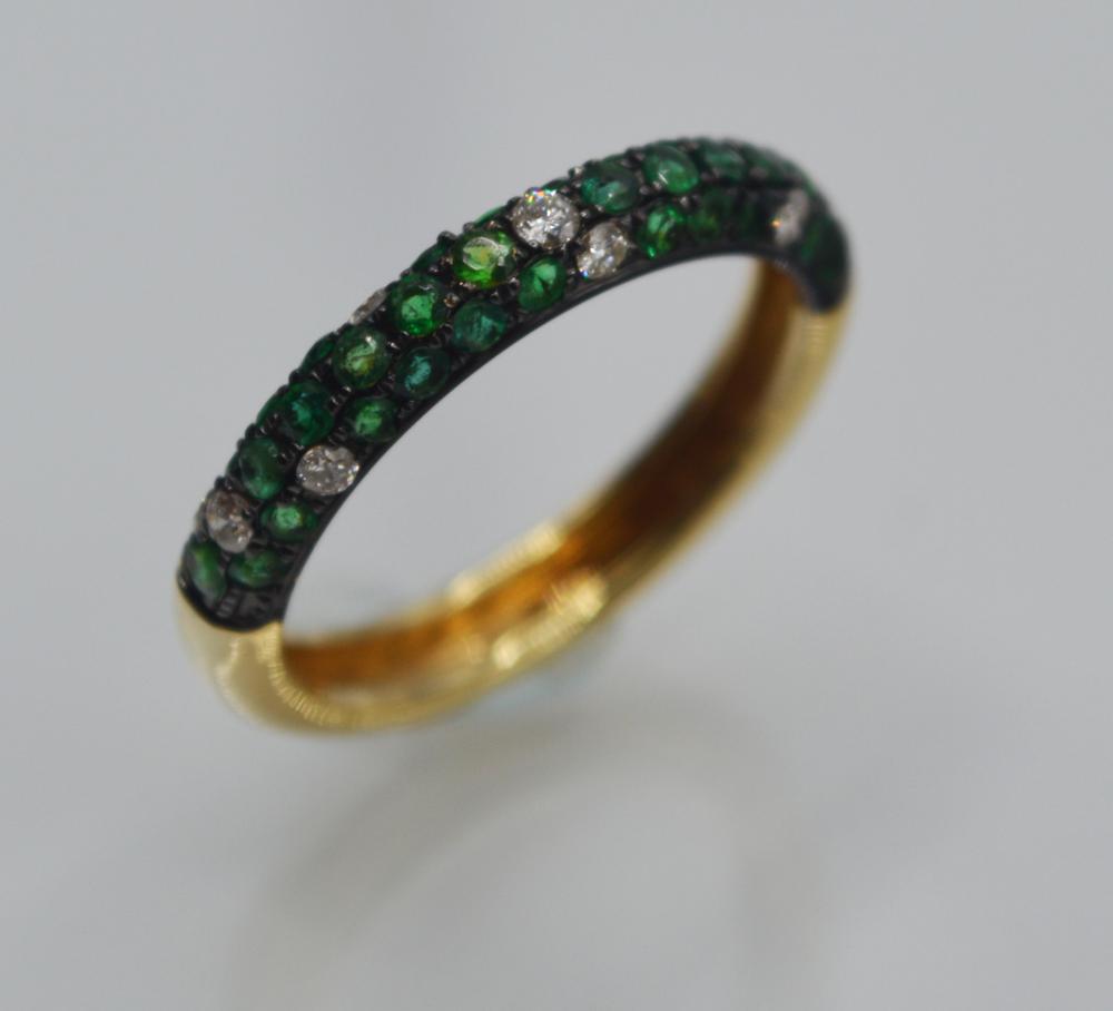 ANELLO IN ORO GIALLO, SMERALDI E DIAMANTI impreziosito: ANELLO IN ORO GIALLO, SMERALDI E DIAMANTI impreziosito da un pavÎ¸ di smeraldi per ct 0.51 circa e diamanti per ct 0.15 circa entro castoni bruniti, mis. 12, g 2 EMERALD, DIAMOND AND YELLOW GOLD RIN