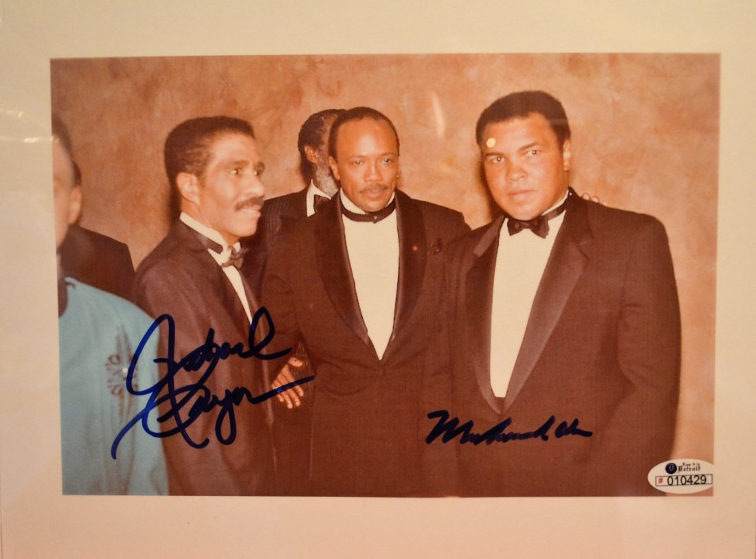 Richard Pryor , Muhammad Ali Autograph Photo , Ali Sign: Awesome very rare sign dual sign photo by these greats Richard Pryor and Muhammad Ali , look at Pryor Face in this picture this is an absolute beautiful signed photo... very rare All items will be shi