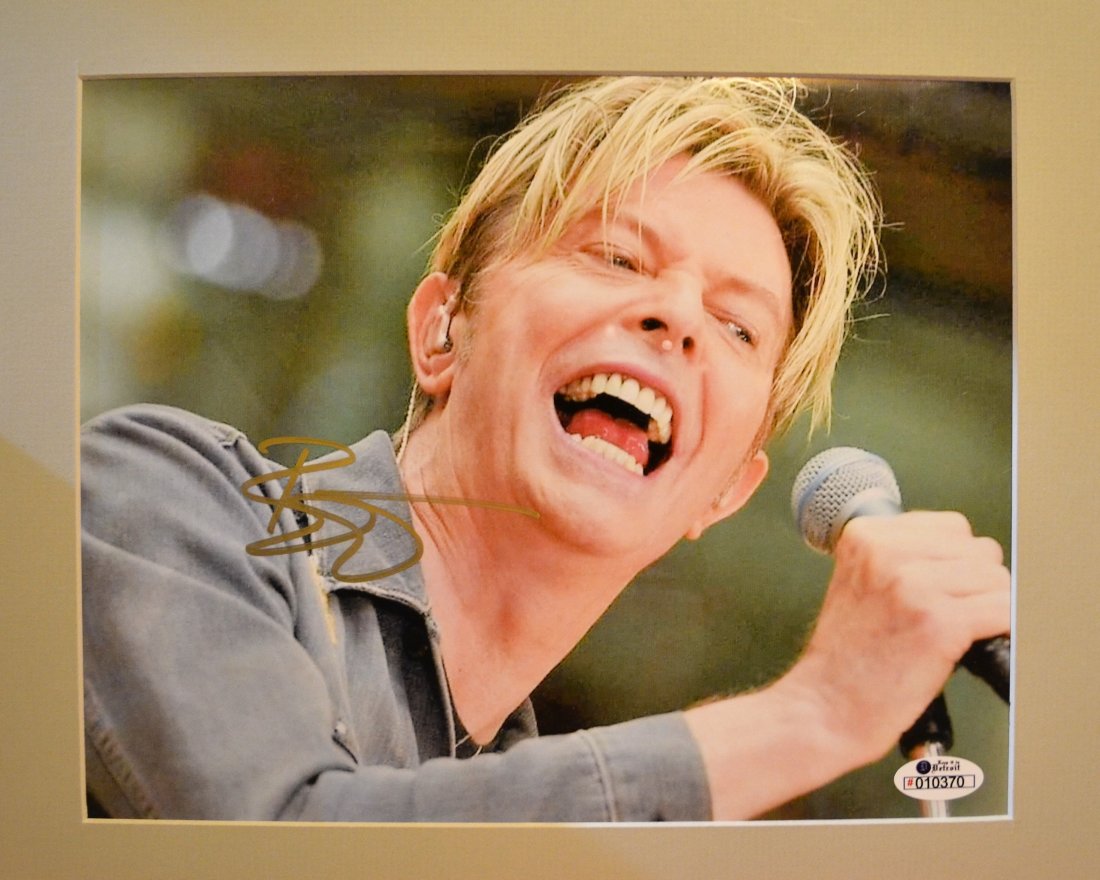 David Bowie Sign Photo , David Bowie Autograph photo: Awesome very rare sign david bowie sign photo these sign prints are very sought after and hard to find... . this is an absolute beautiful signed photo... very rare All items will be ship insured... al