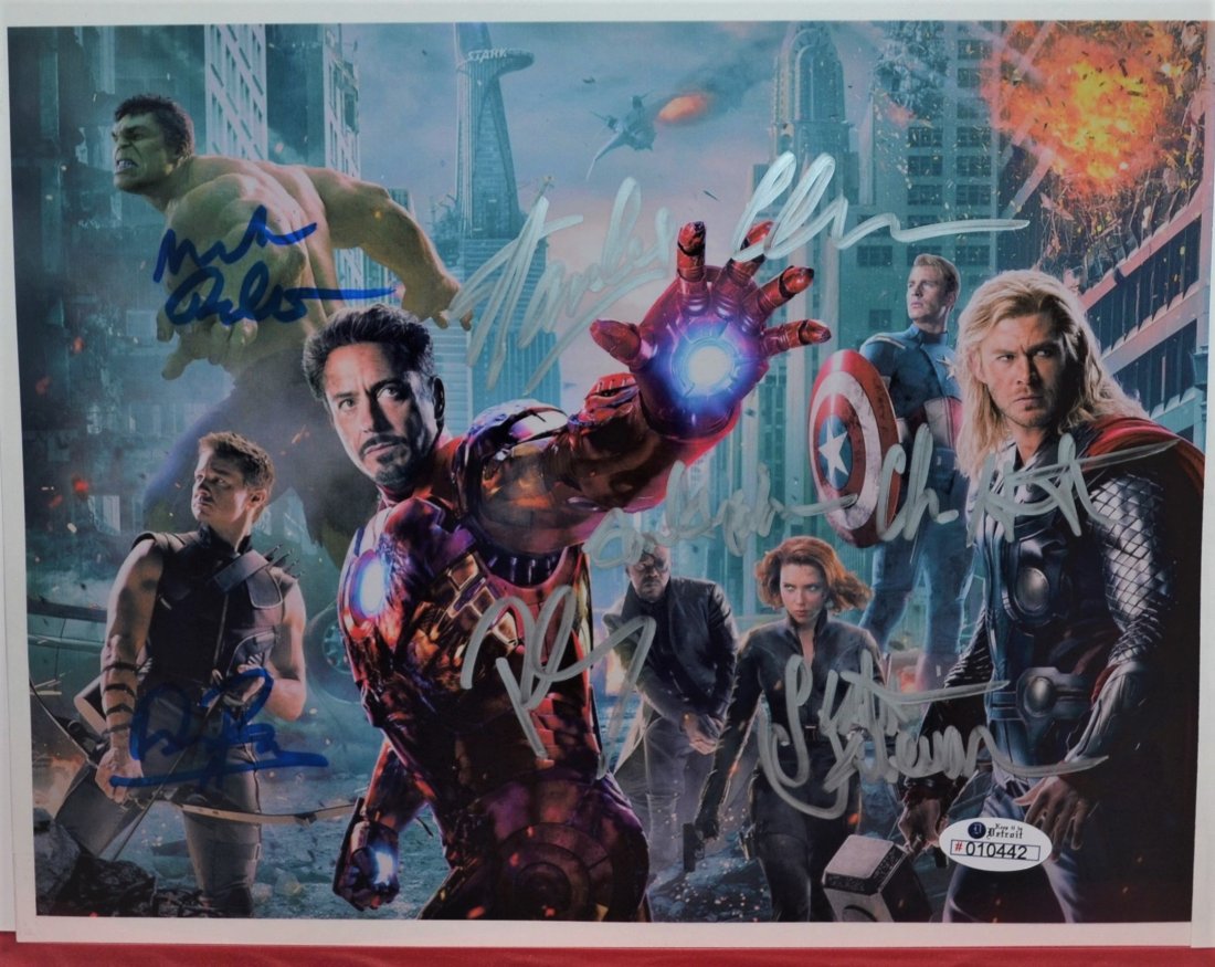 The Avengers Autograph Cast , Stan Lee Sign Marvel: Awesome very rare sign Photo by the cast of the Avengers as well as creator Stan Lee , Autograph By Robert Downey Jr , Stan Lee , Mark Ruffalo , chris Evans , Chris Hemsworth , Scarlett Johosson , Sam