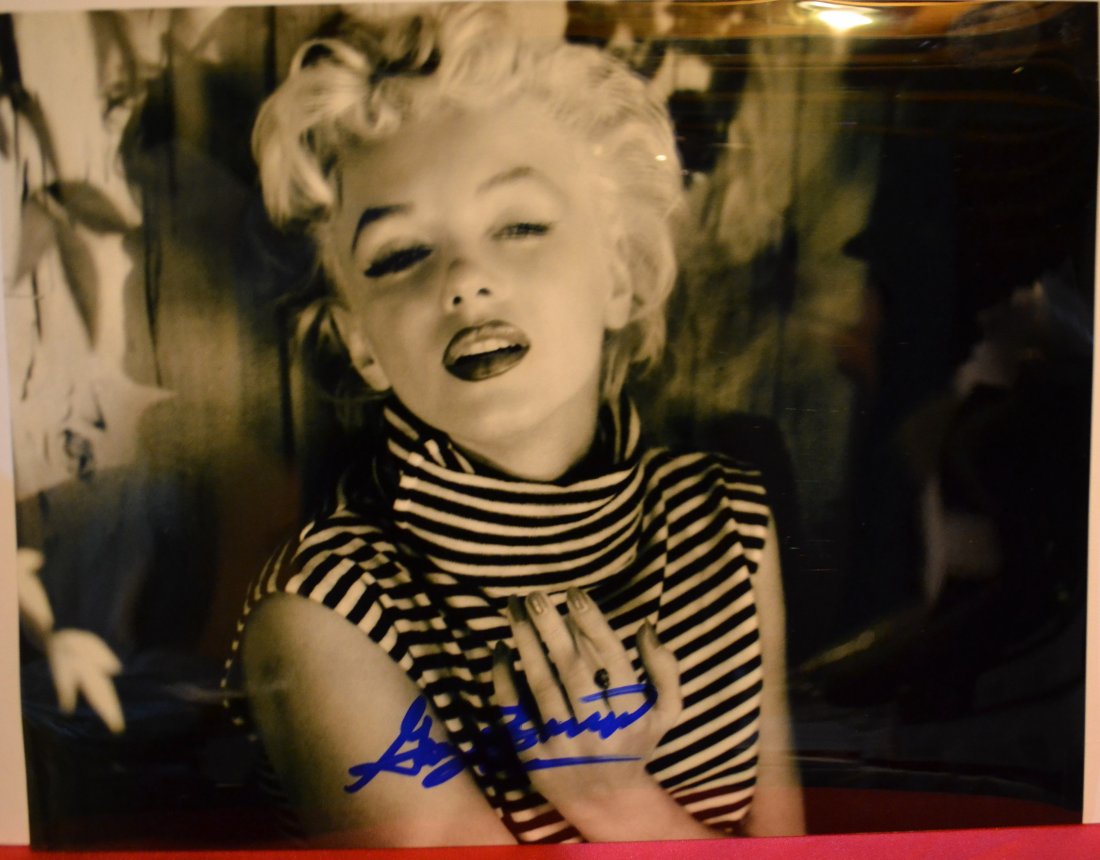 Marilyn Monroe Autograph George Barris Photo: Awesome very rare sign Photo by George Barris Photographer of Marilyn , this Photo is a Film Photo from Him and very rare … this is an absolute beautiful signed photo... very rare All items will be 