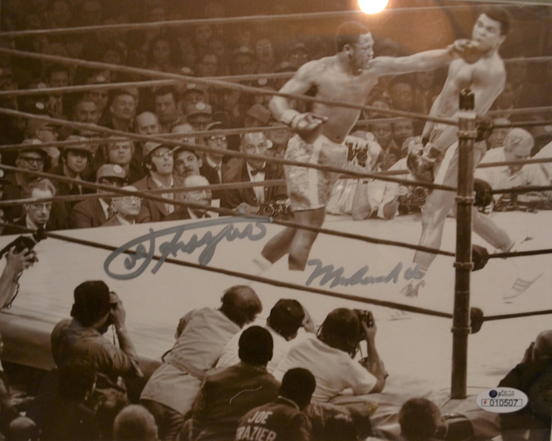 Ali Vs Joe Frazier Autograph , Ali and Joe Frazier Sign: Awesome very rare hand sign autograph dual photo of Ali and Joe Frazier , beautiful sign photo this is an absolute beautiful signed photo... very rare All items will be ship insured... all items are f
