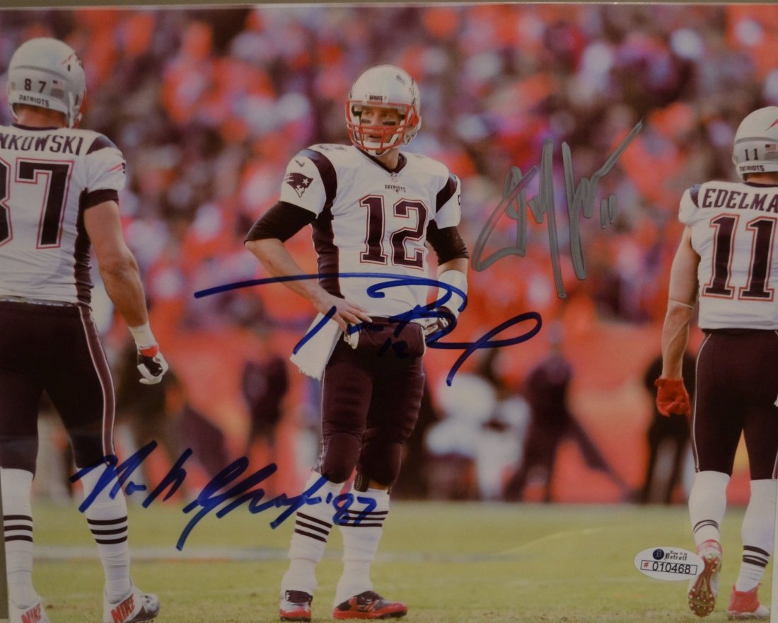 Tom Brady Autograph Photo , Tom Brady , Rob Gronk photo: Awesome very nice Triple Sign Photo By Tom Brady , Rob Gronk and Julian Edelman sign by all 3 , wow after superbowl did Tom Bradys Autograph show fee went crazy .. get this now.. very nice this is an