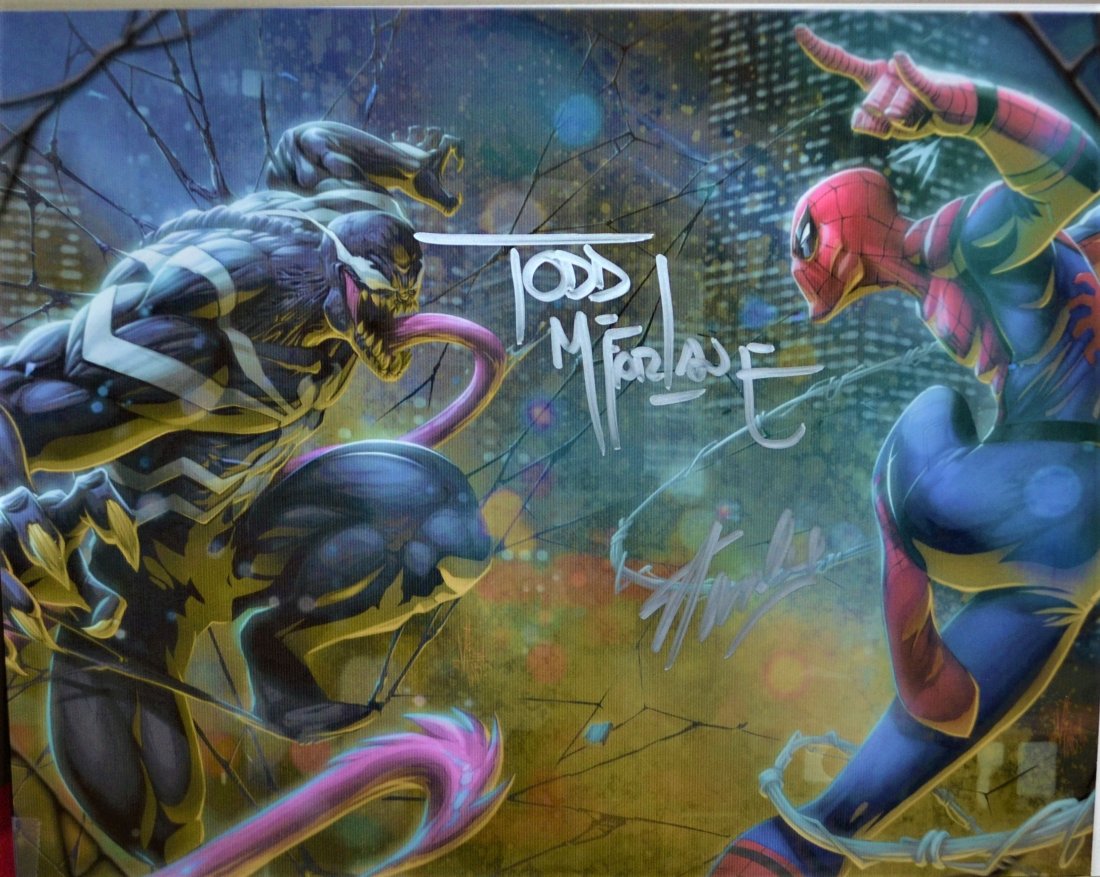 Venom vs Sipderman Autograph Photo , Stan Lee , Mcfarla: Awesome very nice Autograph Transparency Film Photo of Spiderman Vs Venom Autograph By Stan Lee and Todd Mcfarlane this is a very awesome piece looks fantastic very hard to find sign this is a great P