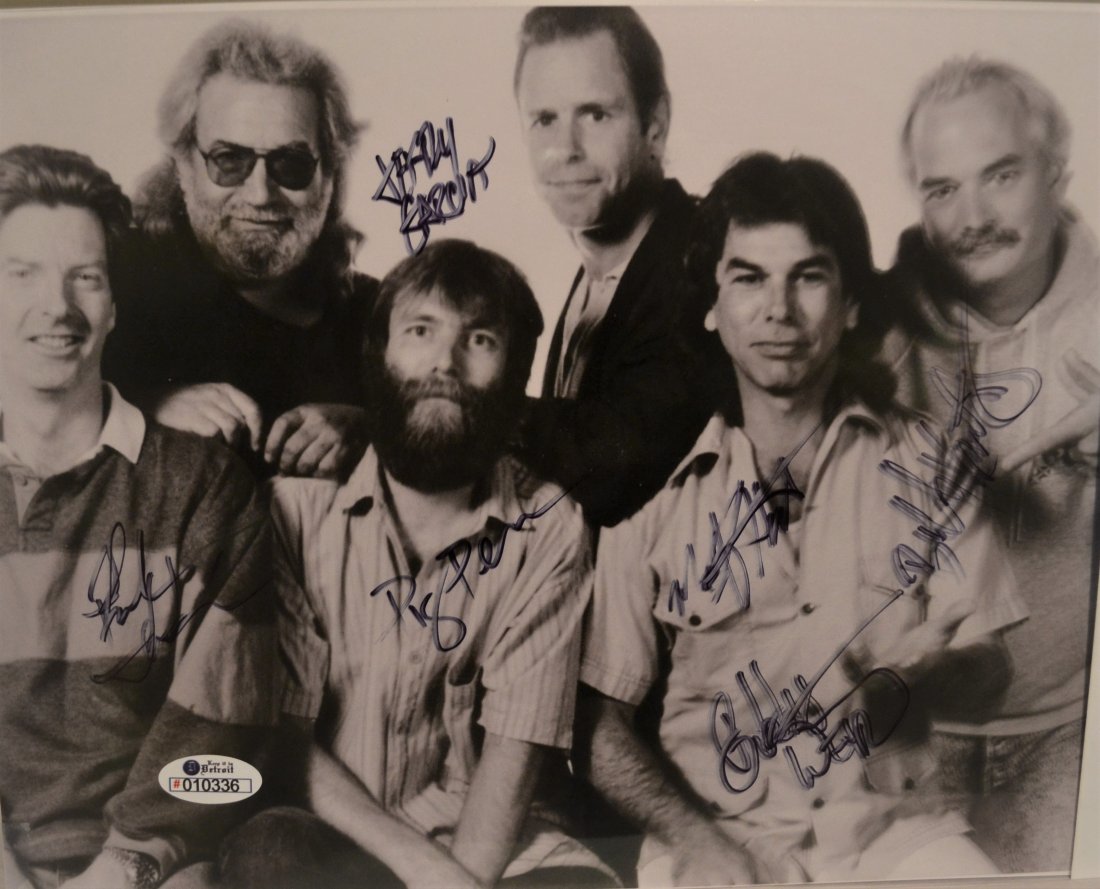 Greatful Dead Autograph Photo , Greatful dead sign: Very Rare Autograph Photo of The Greatful Dead Band , this awesome sign photo was Autograph By Jerry Garcia , Phil Lesh , Mickey Hart, Bob Weir , Bill Kreutzman ,very nice 1989, or 1990 sign photo Tra