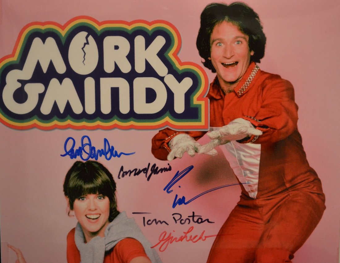 Mork and Mindy Autograph Photo , Robin Williams Sign: Very Rare Autograph Photo of Mork and Mindy cast, this rare photo is sign by Robin Williams , Pam Dawber, Tom portar, Gina hecht, conrad Janis. beautiful itemAbsolute beautiful sign photo you can not