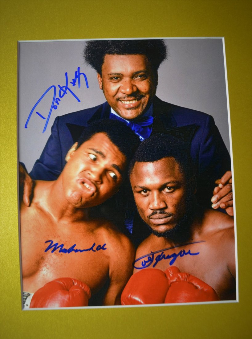 Ali Autograph Photo , Ali Sign , Don King , Frazier Aut: Very Rare Autograph , this is a beautiful very tough autograph photo is sign by this rare photo is sign by Ali, Don King, Joe Frazier. Absolute beautiful sign photo you can not get this any longer and