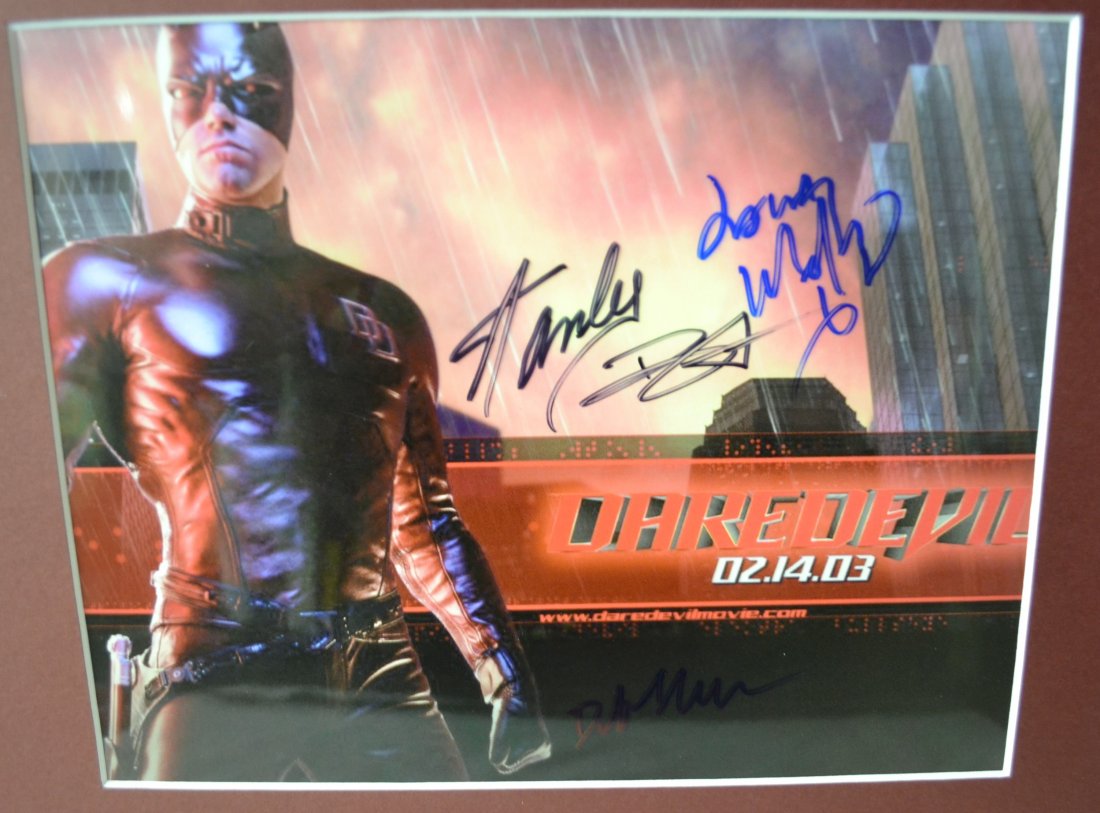 Daredevil Autograph , Stan Lee Sign Photo: Very Rare Autograph , this is a beautiful very tough autograph photo is sign by stan lee , ben afflick and others , awesome promo photo . Absolute beautiful sign photo you can not get this any longer 